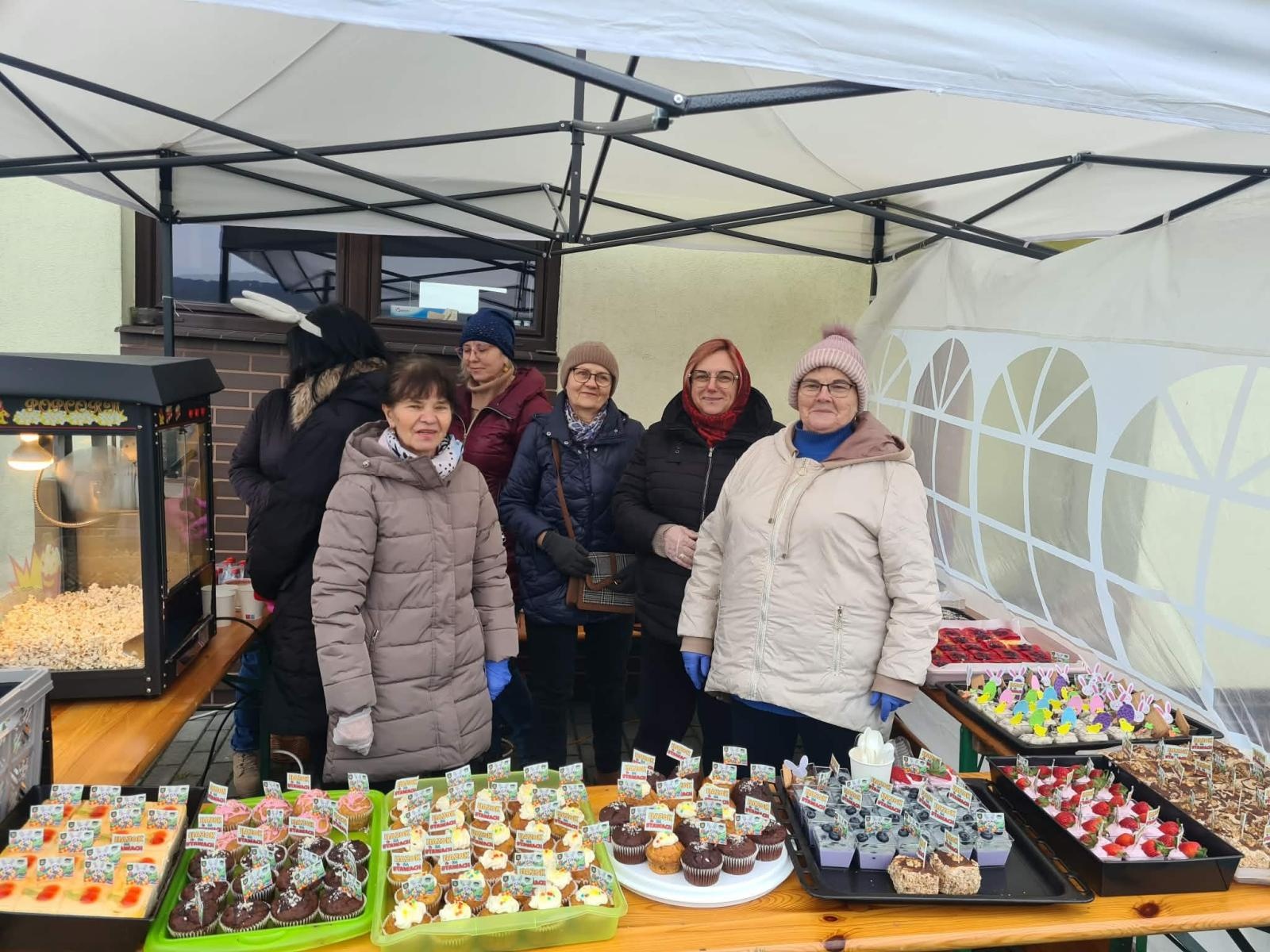 Zdjęcie w galerii na portalu naszwodzislaw.com: Hazok znów przyciągnął tłumy. Ponad setka dzieci ruszyła na poszukiwania zajączka [FOTO] wiadomości z regionu