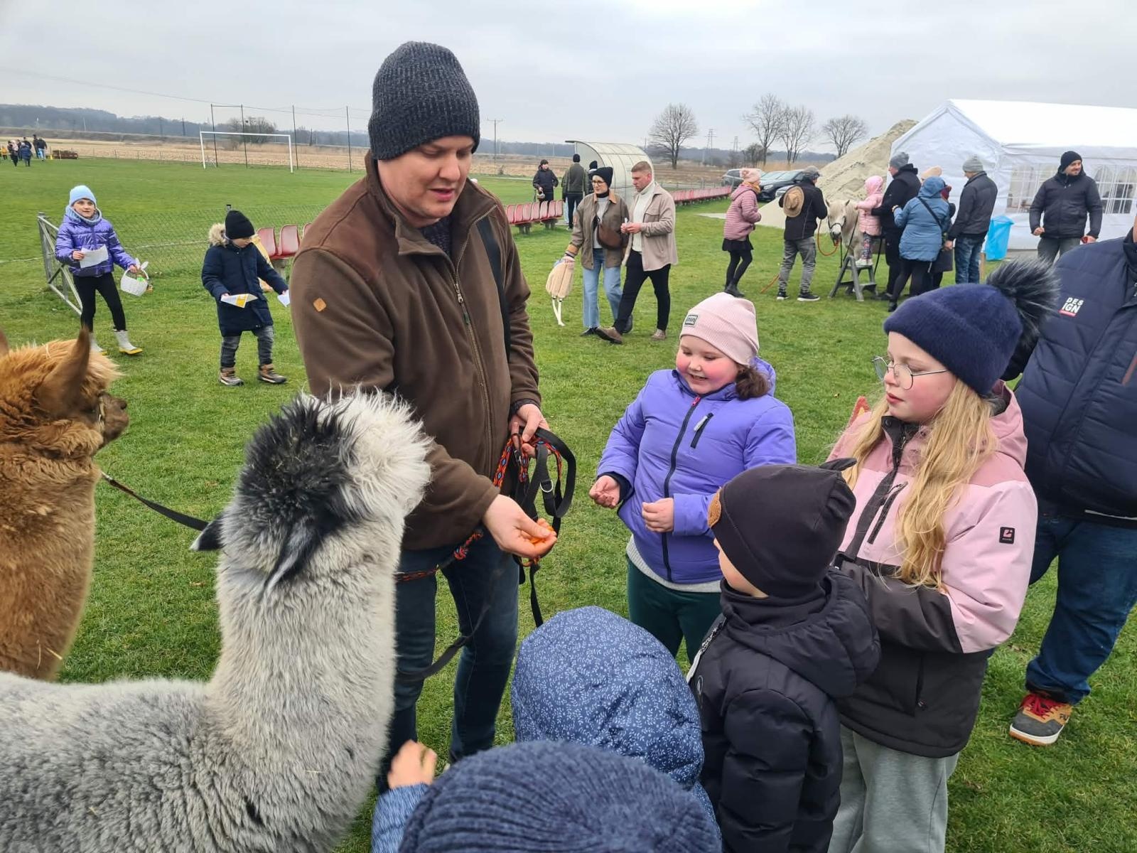 Zdjęcie w galerii na portalu naszwodzislaw.com: Hazok znów przyciągnął tłumy. Ponad setka dzieci ruszyła na poszukiwania zajączka [FOTO] wiadomości z regionu