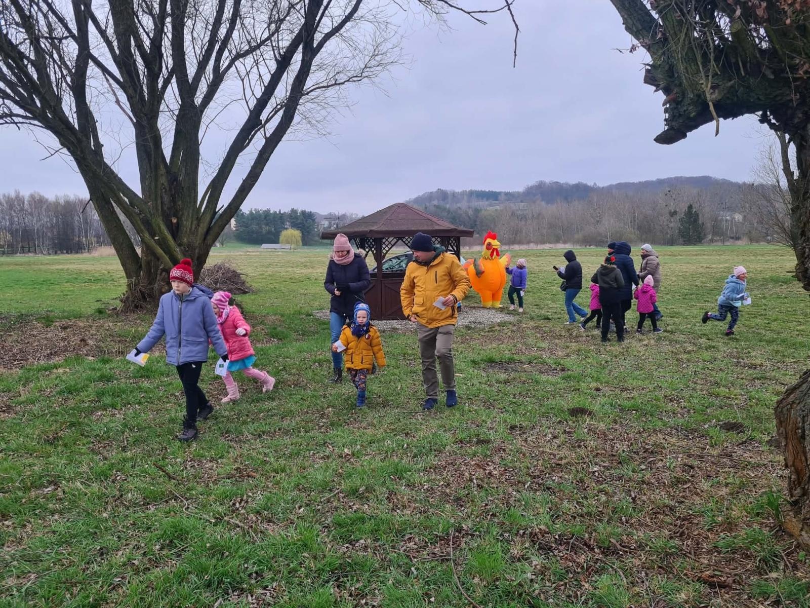 Zdjęcie w galerii na portalu naszwodzislaw.com: Hazok znów przyciągnął tłumy. Ponad setka dzieci ruszyła na poszukiwania zajączka [FOTO] wiadomości z regionu