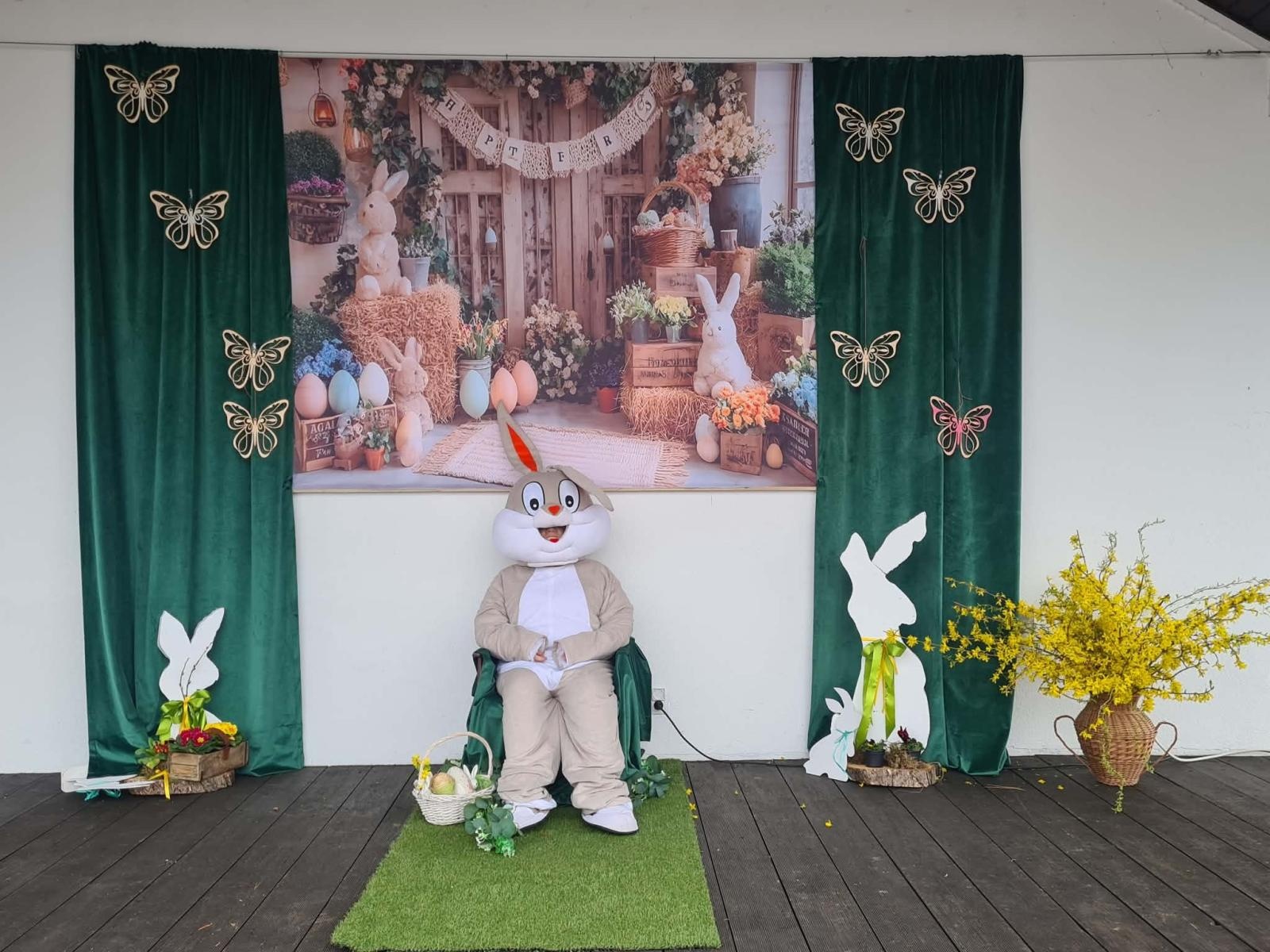 Zdjęcie w galerii na portalu naszwodzislaw.com: Hazok znów przyciągnął tłumy. Ponad setka dzieci ruszyła na poszukiwania zajączka [FOTO] wiadomości z regionu