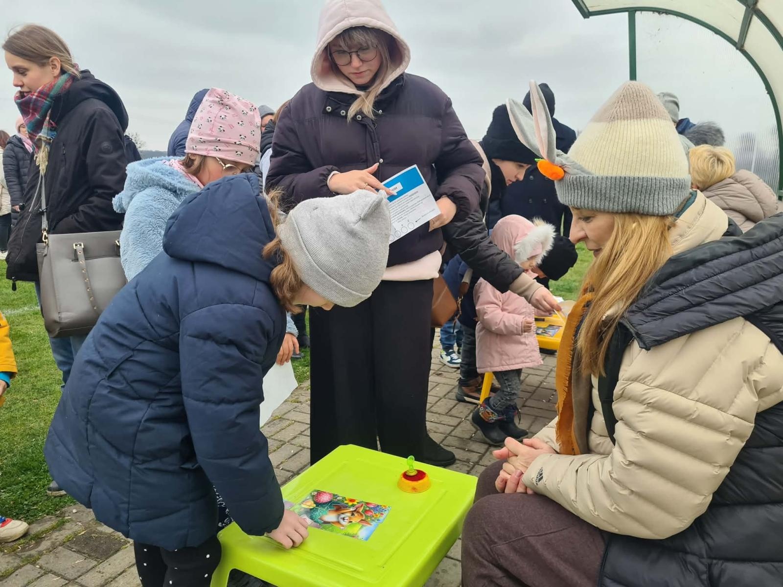 Zdjęcie w galerii na portalu naszwodzislaw.com: Hazok znów przyciągnął tłumy. Ponad setka dzieci ruszyła na poszukiwania zajączka [FOTO] wiadomości z regionu