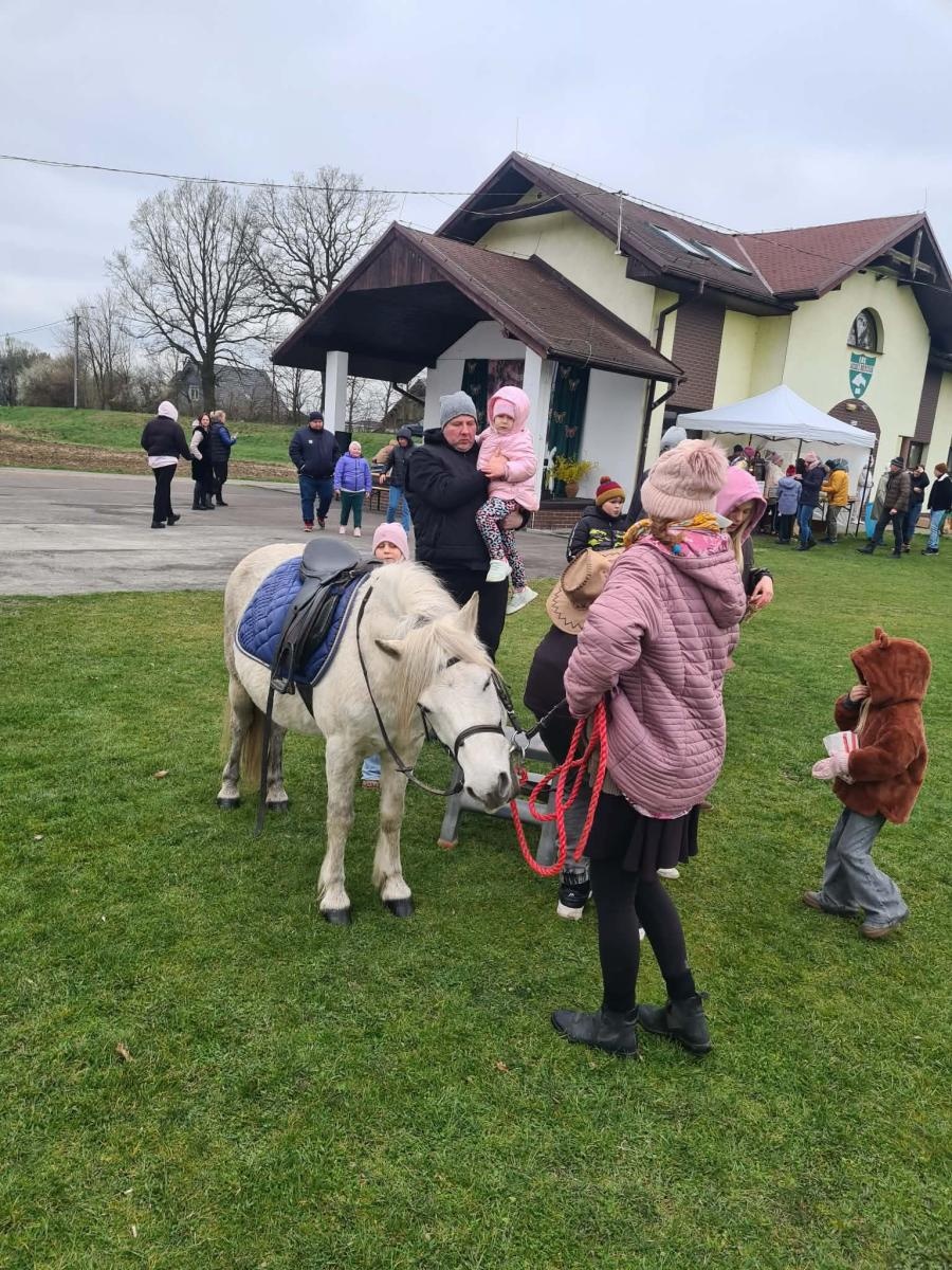 Zdjęcie w galerii na portalu naszwodzislaw.com: Hazok znów przyciągnął tłumy. Ponad setka dzieci ruszyła na poszukiwania zajączka [FOTO] wiadomości z regionu