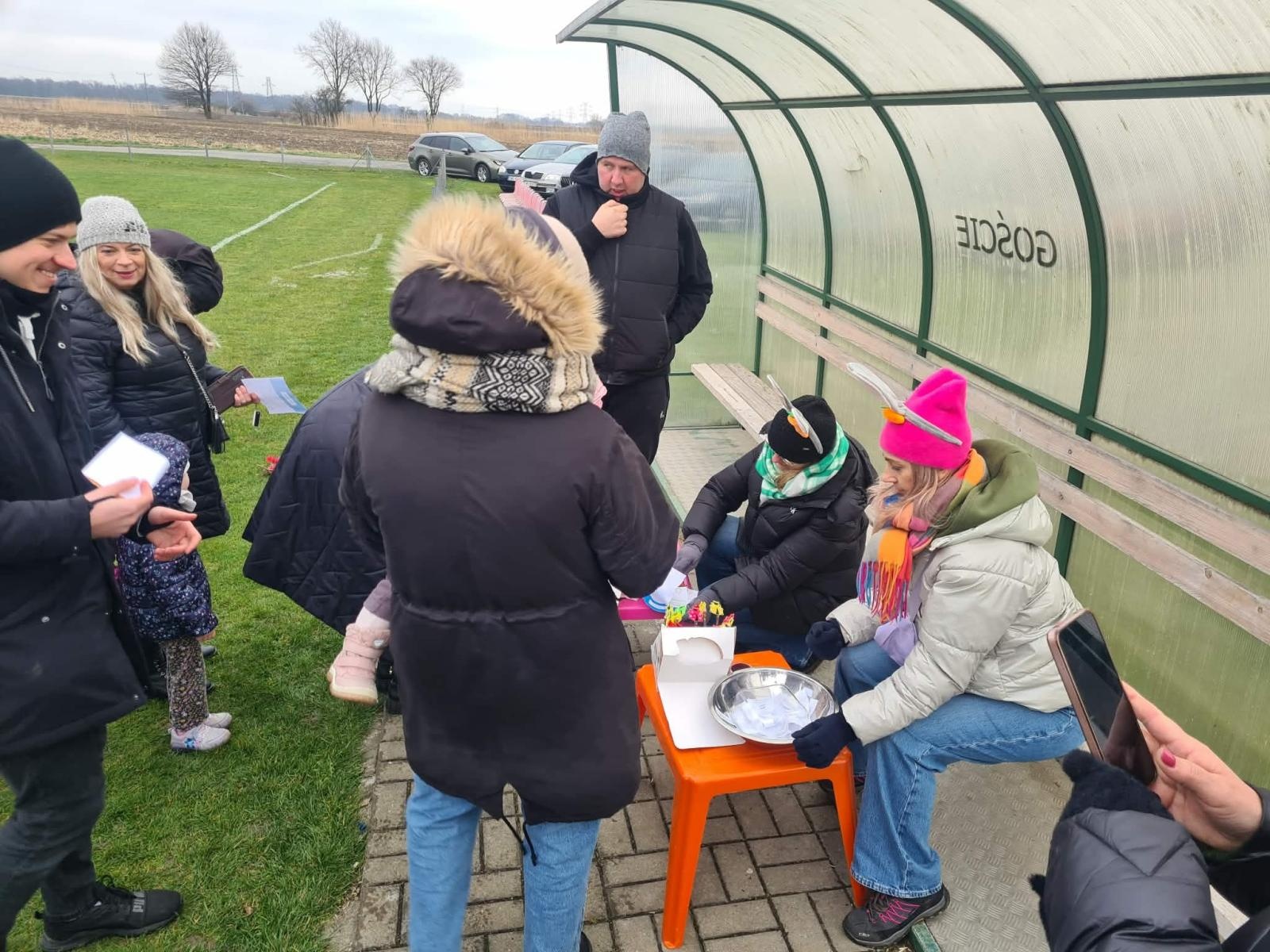 Zdjęcie w galerii na portalu naszwodzislaw.com: Hazok znów przyciągnął tłumy. Ponad setka dzieci ruszyła na poszukiwania zajączka [FOTO] wiadomości z regionu
