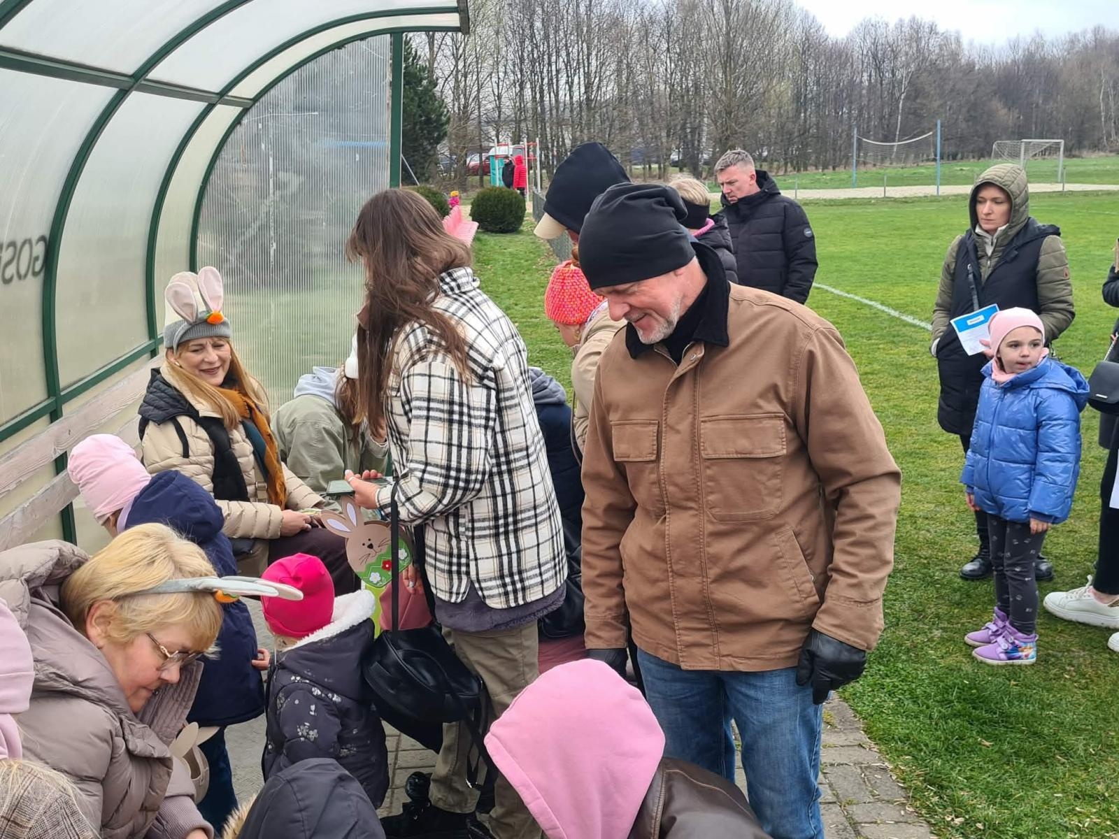 Zdjęcie w galerii na portalu naszwodzislaw.com: Hazok znów przyciągnął tłumy. Ponad setka dzieci ruszyła na poszukiwania zajączka [FOTO] wiadomości z regionu