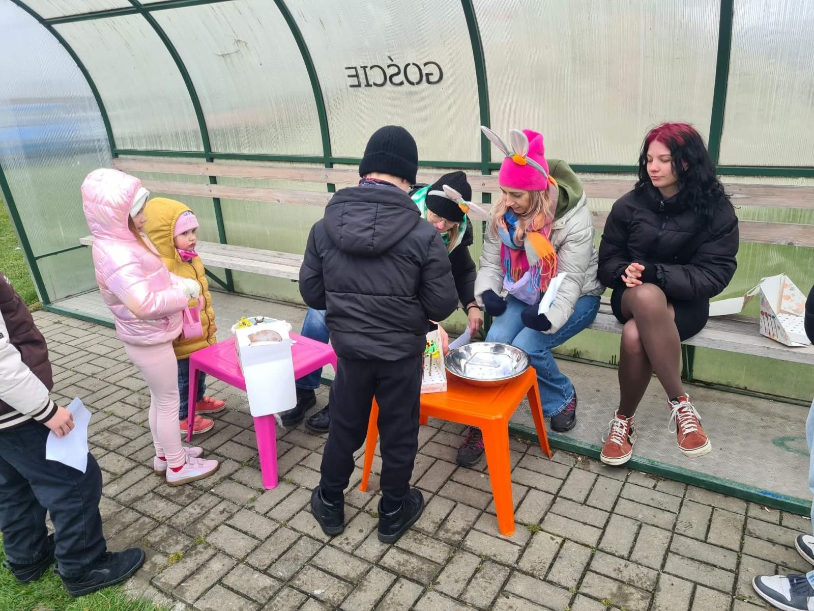 Zdjęcie w galerii na portalu naszwodzislaw.com: Hazok znów przyciągnął tłumy. Ponad setka dzieci ruszyła na poszukiwania zajączka [FOTO] wiadomości z regionu