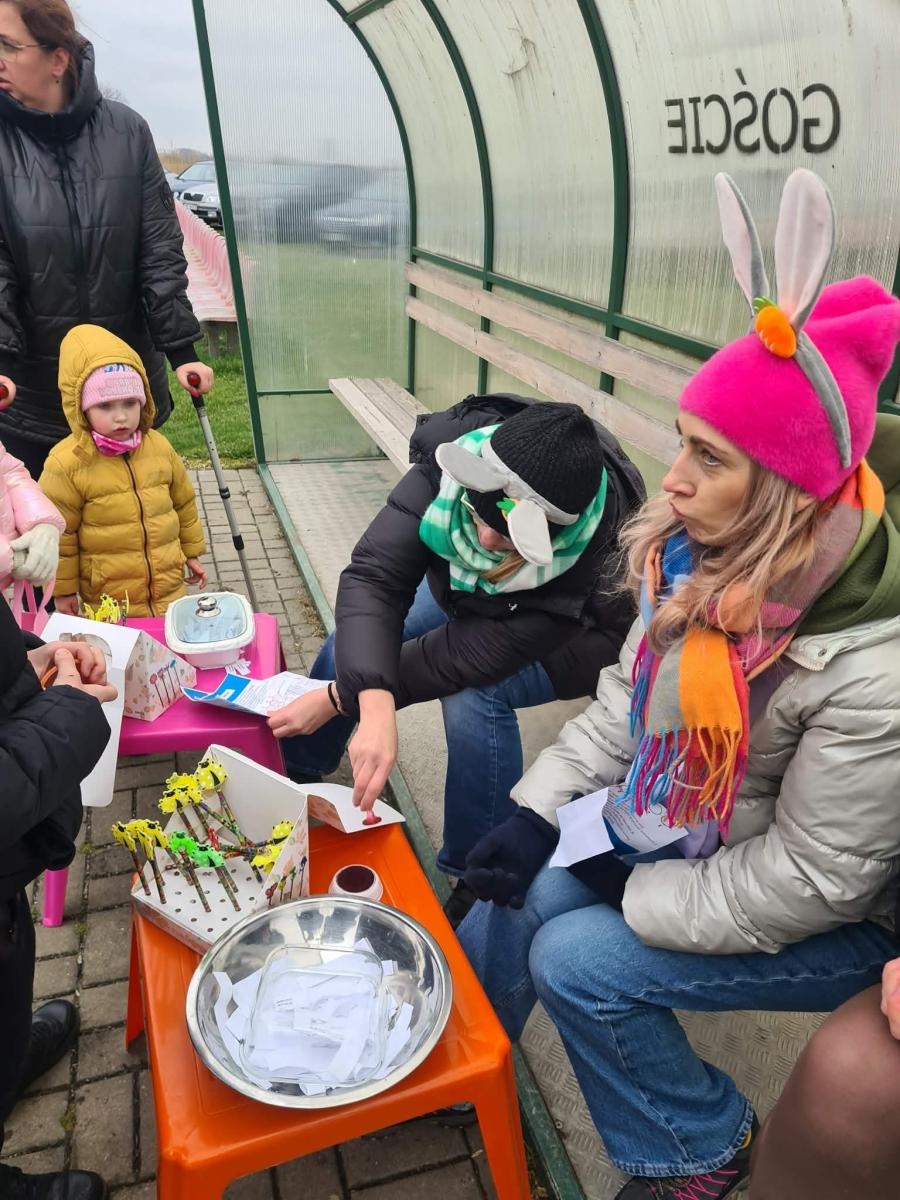 Zdjęcie w galerii na portalu naszwodzislaw.com: Hazok znów przyciągnął tłumy. Ponad setka dzieci ruszyła na poszukiwania zajączka [FOTO] wiadomości z regionu