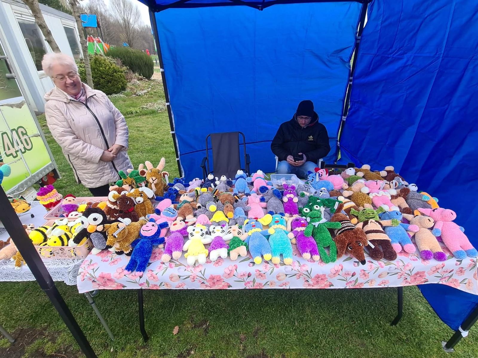 Zdjęcie w galerii na portalu naszwodzislaw.com: Hazok znów przyciągnął tłumy. Ponad setka dzieci ruszyła na poszukiwania zajączka [FOTO] wiadomości z regionu