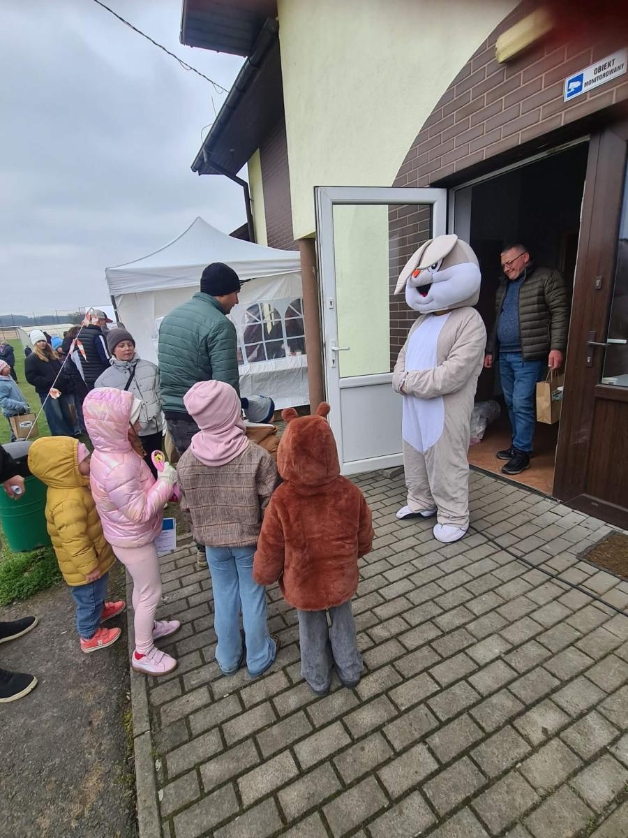 Zdjęcie w galerii na portalu naszwodzislaw.com: Hazok znów przyciągnął tłumy. Ponad setka dzieci ruszyła na poszukiwania zajączka [FOTO] wiadomości z regionu