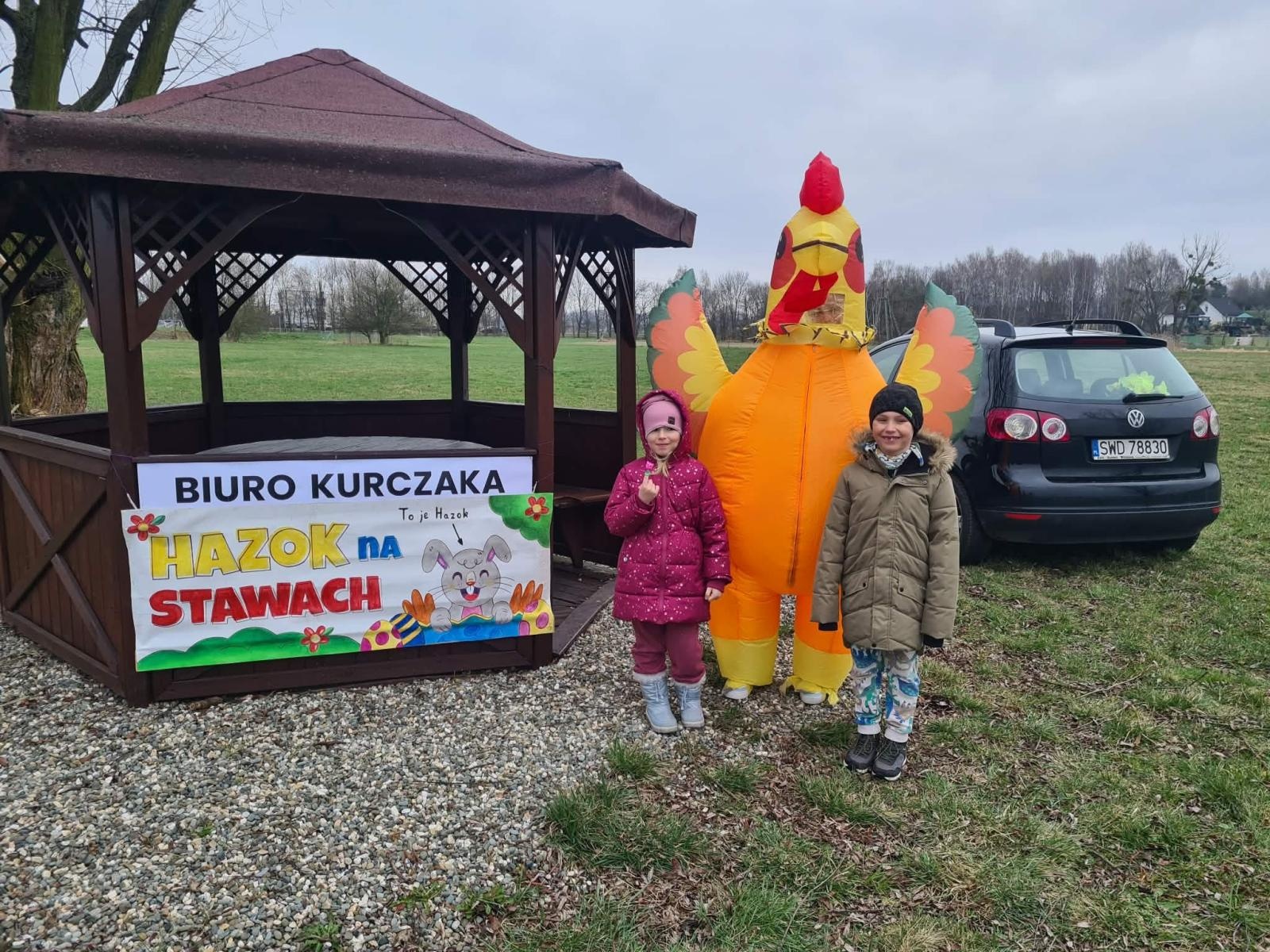 Zdjęcie w galerii na portalu naszwodzislaw.com: Hazok znów przyciągnął tłumy. Ponad setka dzieci ruszyła na poszukiwania zajączka [FOTO] wiadomości z regionu