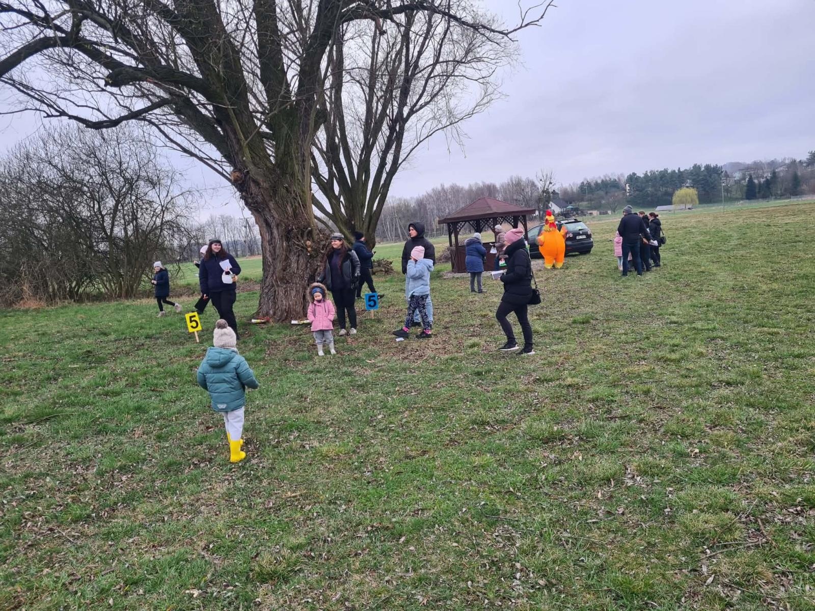 Zdjęcie w galerii na portalu naszwodzislaw.com: Hazok znów przyciągnął tłumy. Ponad setka dzieci ruszyła na poszukiwania zajączka [FOTO] wiadomości z regionu