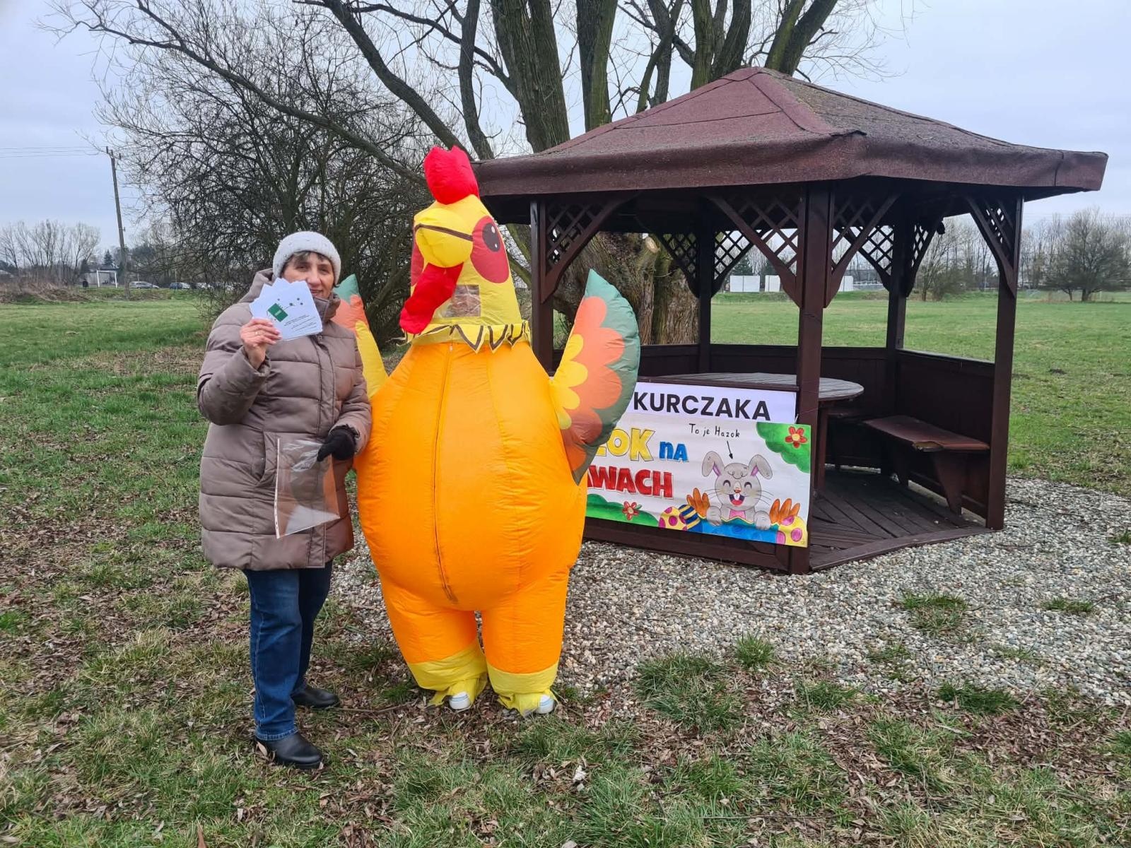 Zdjęcie w galerii na portalu naszwodzislaw.com: Hazok znów przyciągnął tłumy. Ponad setka dzieci ruszyła na poszukiwania zajączka [FOTO] wiadomości z regionu