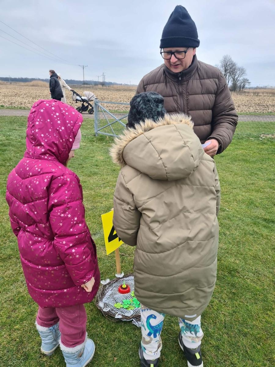 Zdjęcie w galerii na portalu naszwodzislaw.com: Hazok znów przyciągnął tłumy. Ponad setka dzieci ruszyła na poszukiwania zajączka [FOTO] wiadomości z regionu
