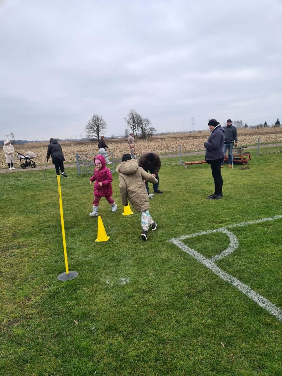 Zdjęcie w galerii na portalu naszwodzislaw.com: Hazok znów przyciągnął tłumy. Ponad setka dzieci ruszyła na poszukiwania zajączka [FOTO] wiadomości z regionu