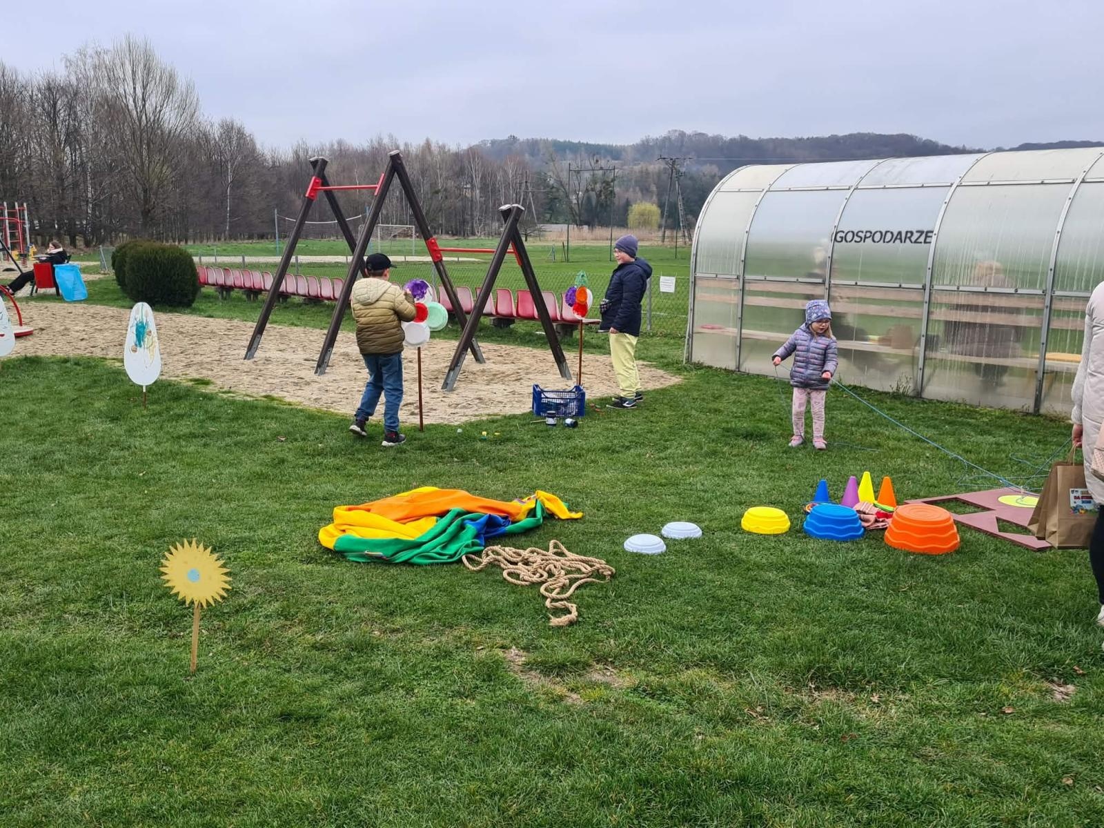 Zdjęcie w galerii na portalu naszwodzislaw.com: Hazok znów przyciągnął tłumy. Ponad setka dzieci ruszyła na poszukiwania zajączka [FOTO] wiadomości z regionu