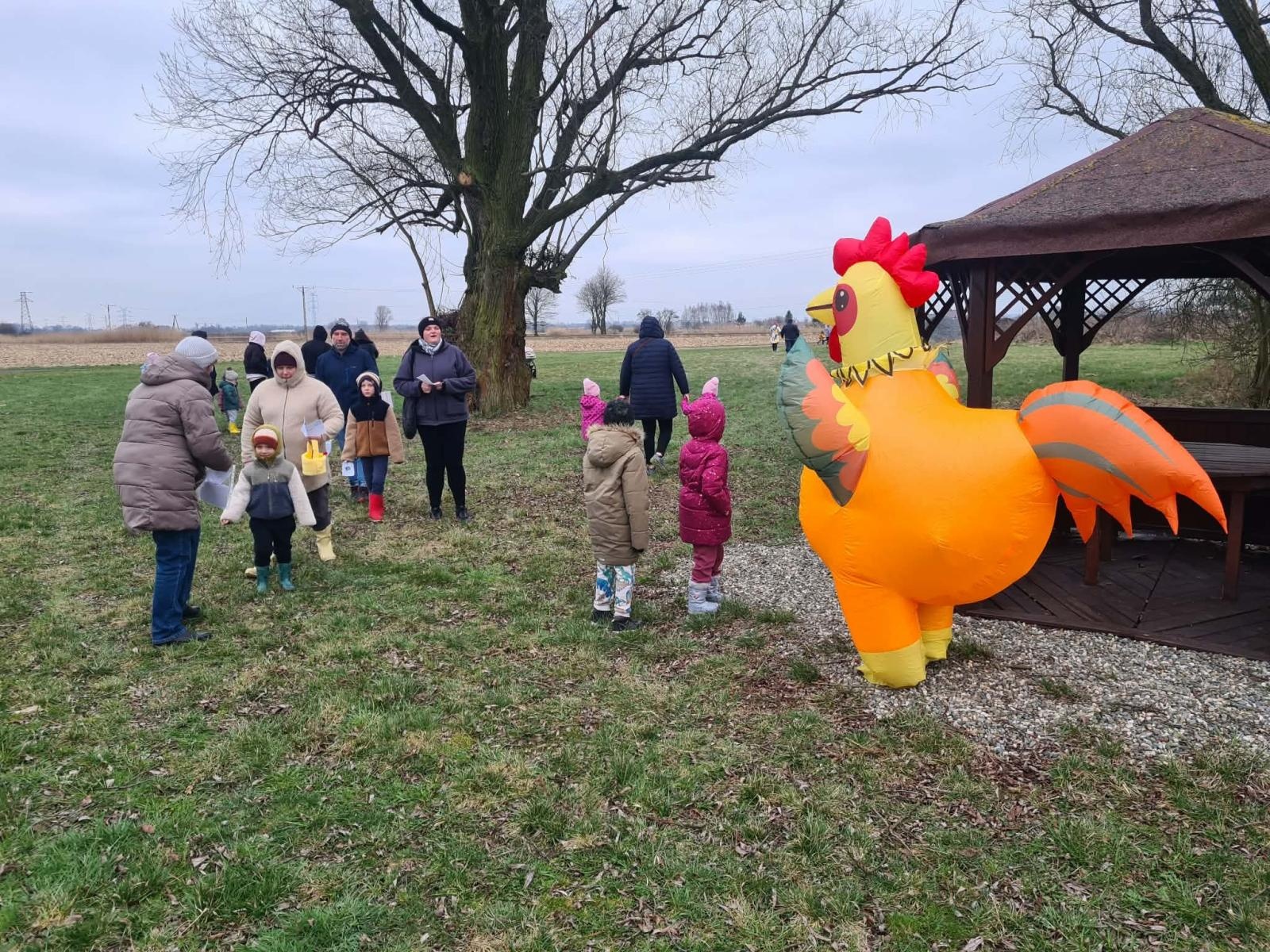 Zdjęcie w galerii na portalu naszwodzislaw.com: Hazok znów przyciągnął tłumy. Ponad setka dzieci ruszyła na poszukiwania zajączka [FOTO] wiadomości z regionu