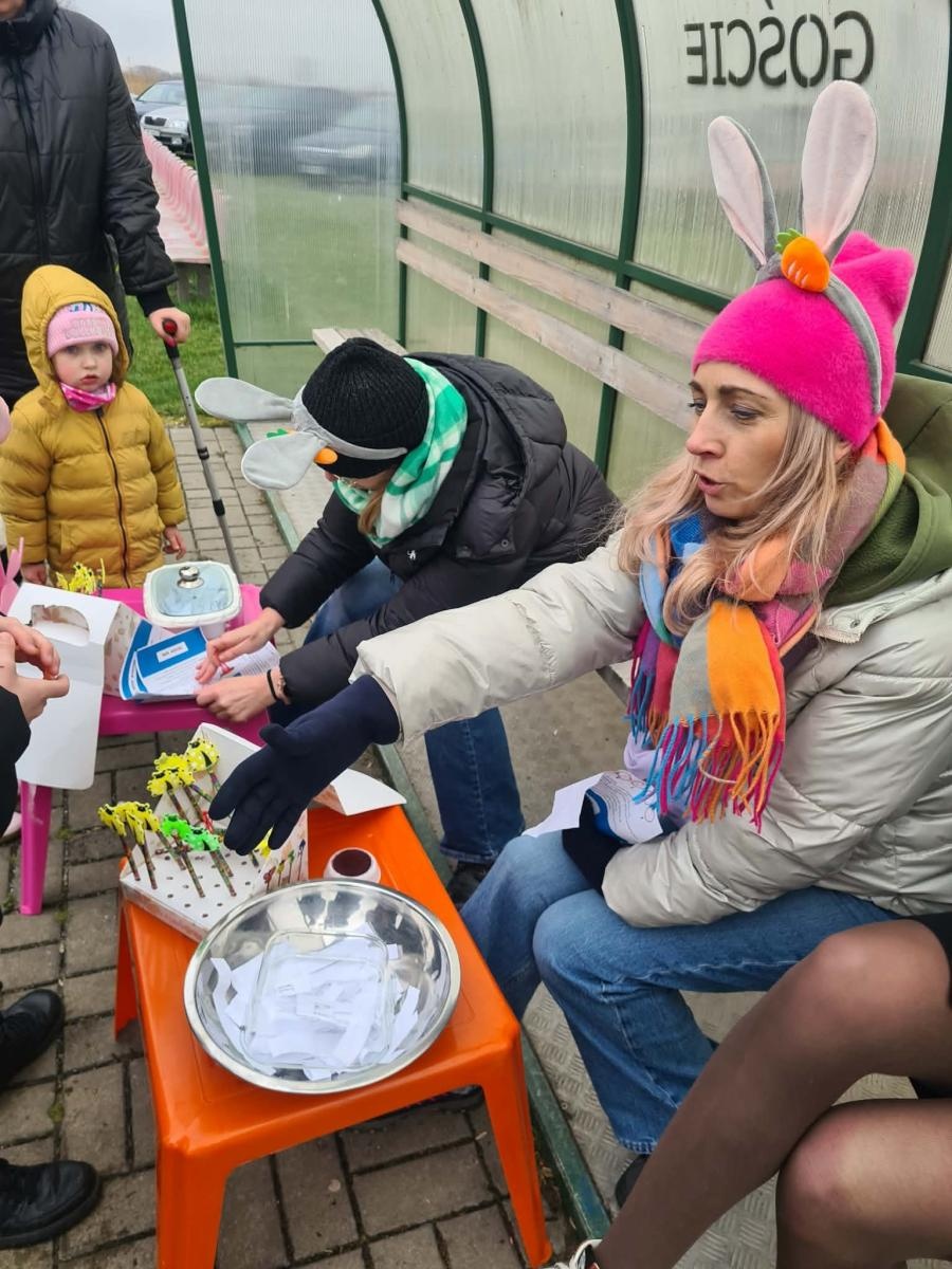 Zdjęcie w galerii na portalu naszwodzislaw.com: Hazok znów przyciągnął tłumy. Ponad setka dzieci ruszyła na poszukiwania zajączka [FOTO] wiadomości z regionu