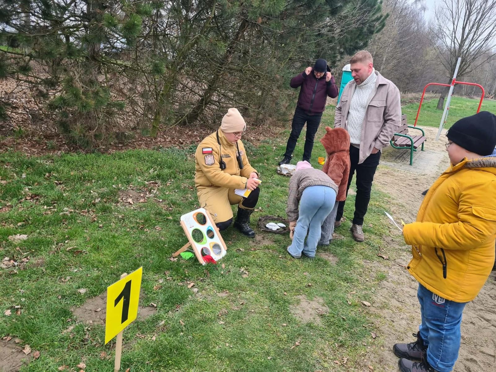 Zdjęcie w galerii na portalu naszwodzislaw.com: Hazok znów przyciągnął tłumy. Ponad setka dzieci ruszyła na poszukiwania zajączka [FOTO] wiadomości z regionu
