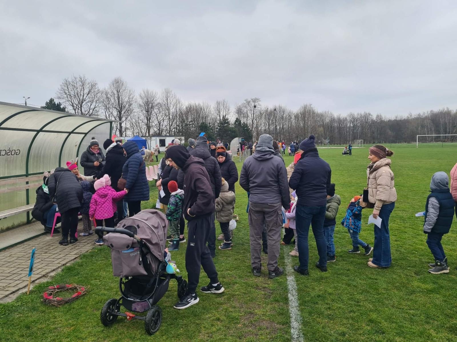 Zdjęcie w galerii na portalu naszwodzislaw.com: Hazok znów przyciągnął tłumy. Ponad setka dzieci ruszyła na poszukiwania zajączka [FOTO] wiadomości z regionu