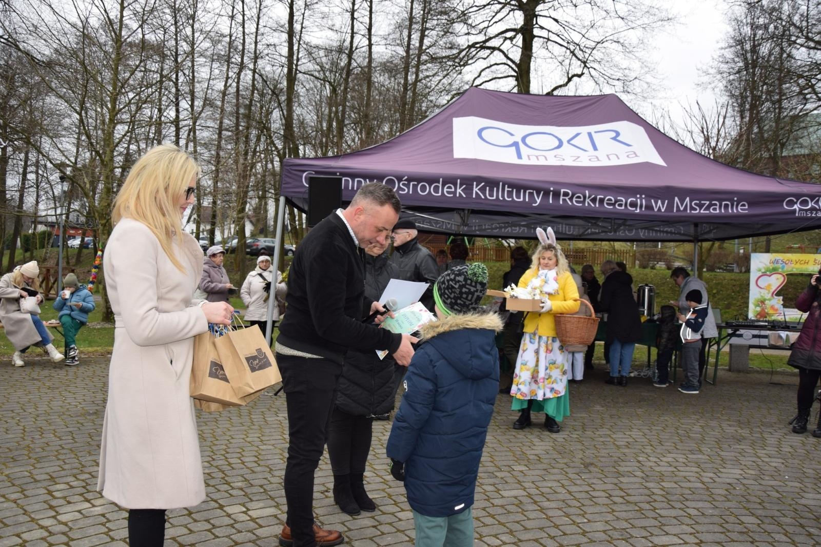 Zdjęcie w galerii na portalu naszwodzislaw.com: Tradycja silniejsza niż pogoda. Festiwal Palmy Wielkanocnej w Mszanie przyciągnął tłumy [FOTO] wiadomości z regionu