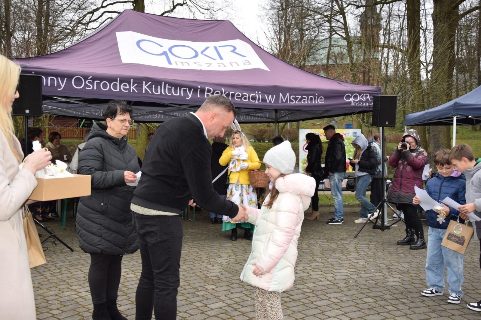 Zdjęcie w galerii na portalu naszwodzislaw.com: Tradycja silniejsza niż pogoda. Festiwal Palmy Wielkanocnej w Mszanie przyciągnął tłumy [FOTO] wiadomości z regionu