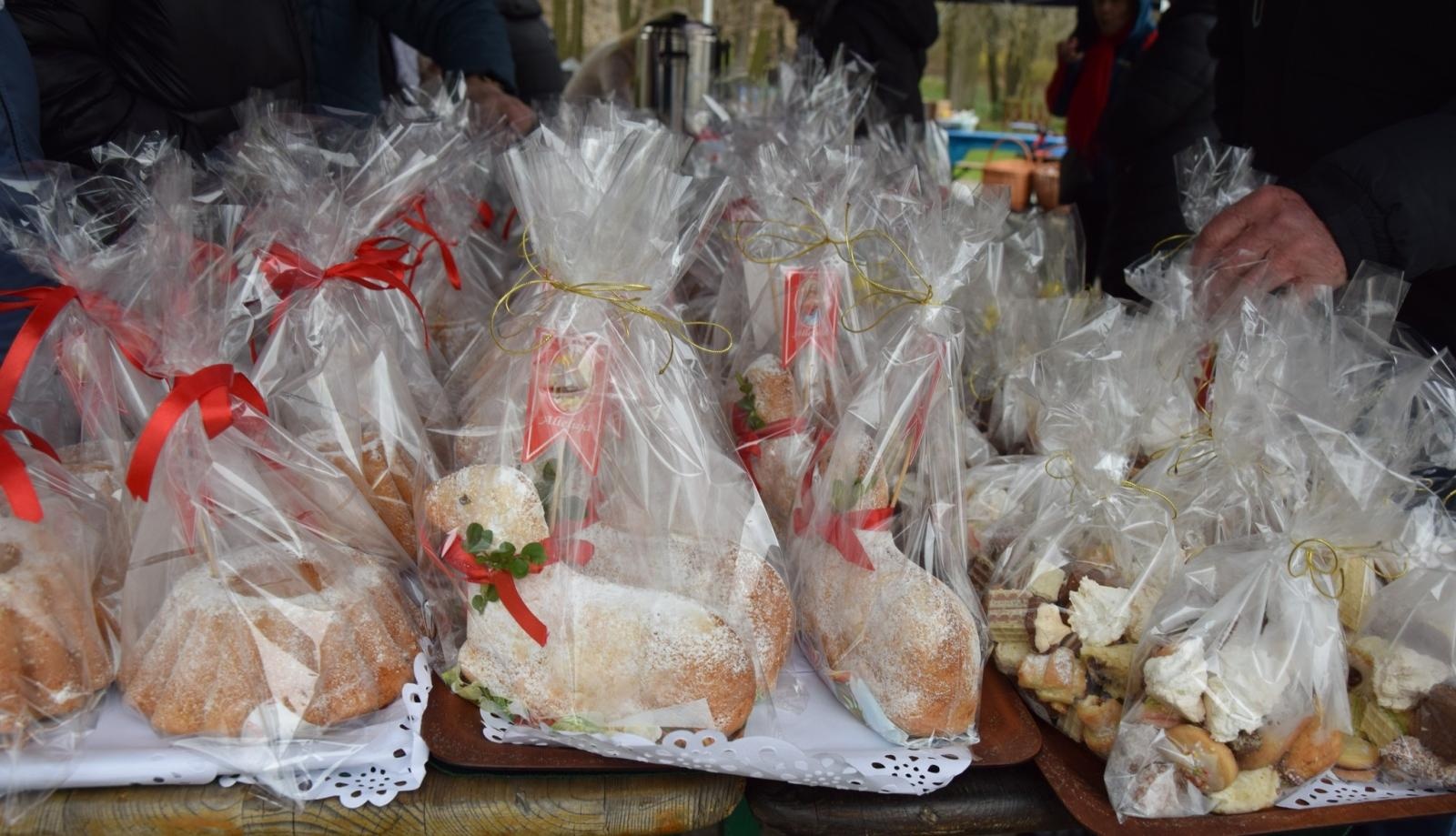 Zdjęcie w galerii na portalu naszwodzislaw.com: Tradycja silniejsza niż pogoda. Festiwal Palmy Wielkanocnej w Mszanie przyciągnął tłumy [FOTO] wiadomości z regionu