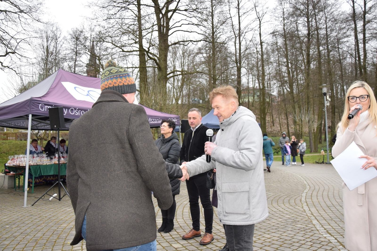 Zdjęcie w galerii na portalu naszwodzislaw.com: Tradycja silniejsza niż pogoda. Festiwal Palmy Wielkanocnej w Mszanie przyciągnął tłumy [FOTO] wiadomości z regionu