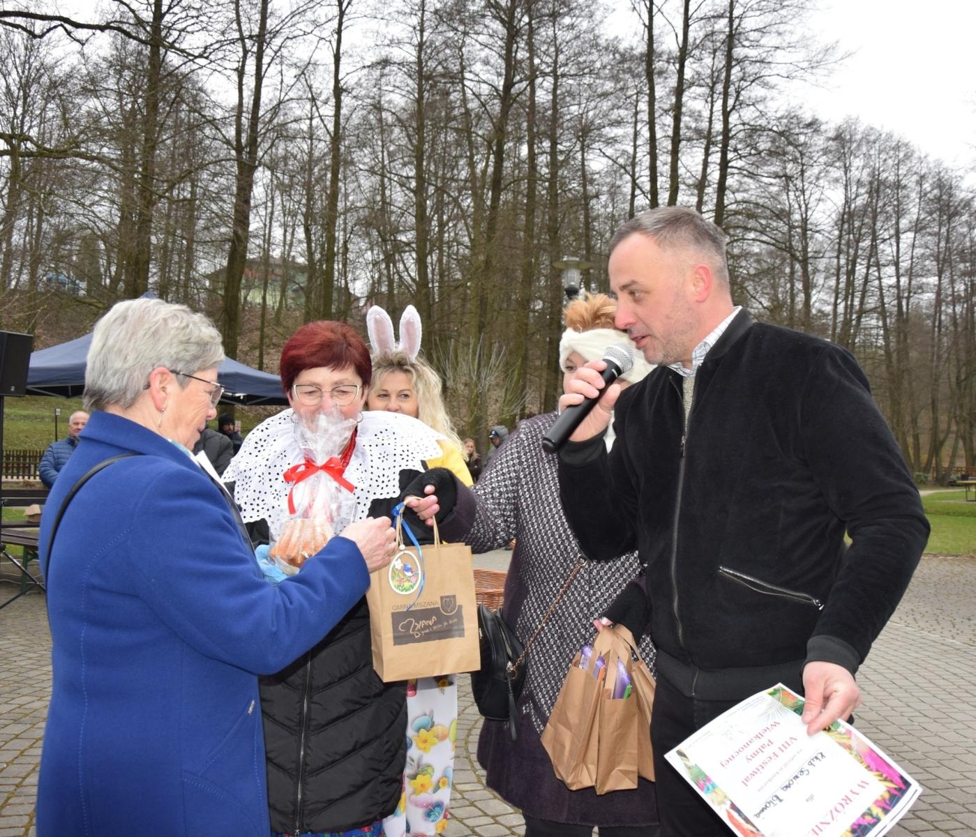 Zdjęcie w galerii na portalu naszwodzislaw.com: Tradycja silniejsza niż pogoda. Festiwal Palmy Wielkanocnej w Mszanie przyciągnął tłumy [FOTO] wiadomości z regionu