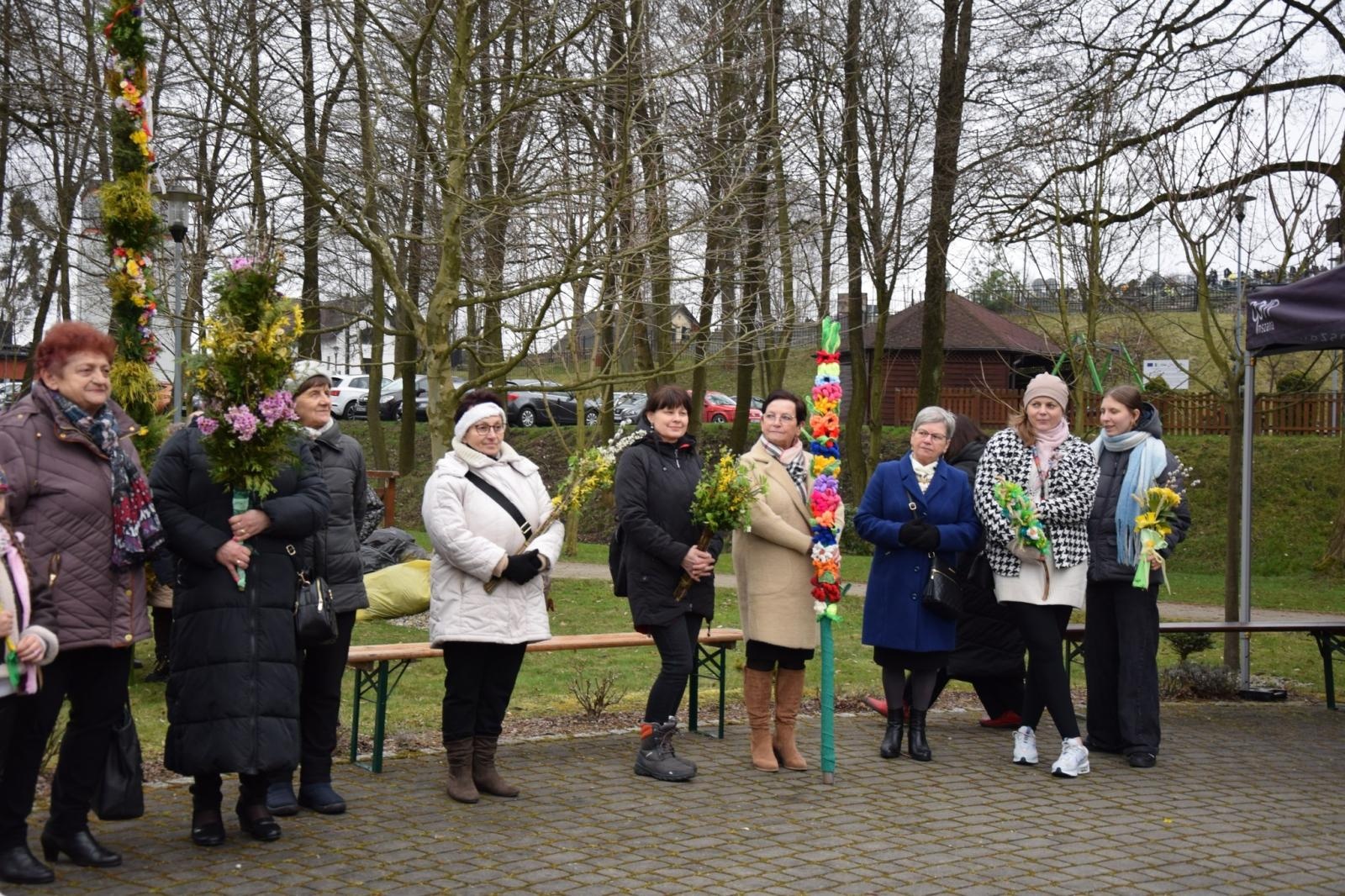 Zdjęcie w galerii na portalu naszwodzislaw.com: Tradycja silniejsza niż pogoda. Festiwal Palmy Wielkanocnej w Mszanie przyciągnął tłumy [FOTO] wiadomości z regionu