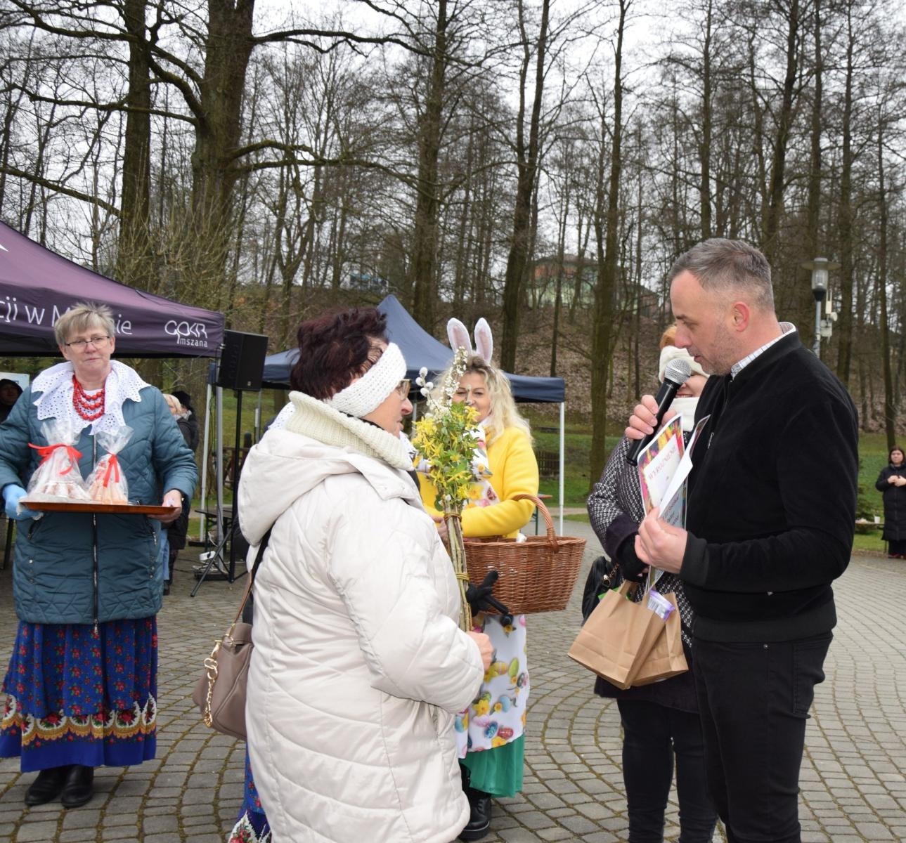 Zdjęcie w galerii na portalu naszwodzislaw.com: Tradycja silniejsza niż pogoda. Festiwal Palmy Wielkanocnej w Mszanie przyciągnął tłumy [FOTO] wiadomości z regionu