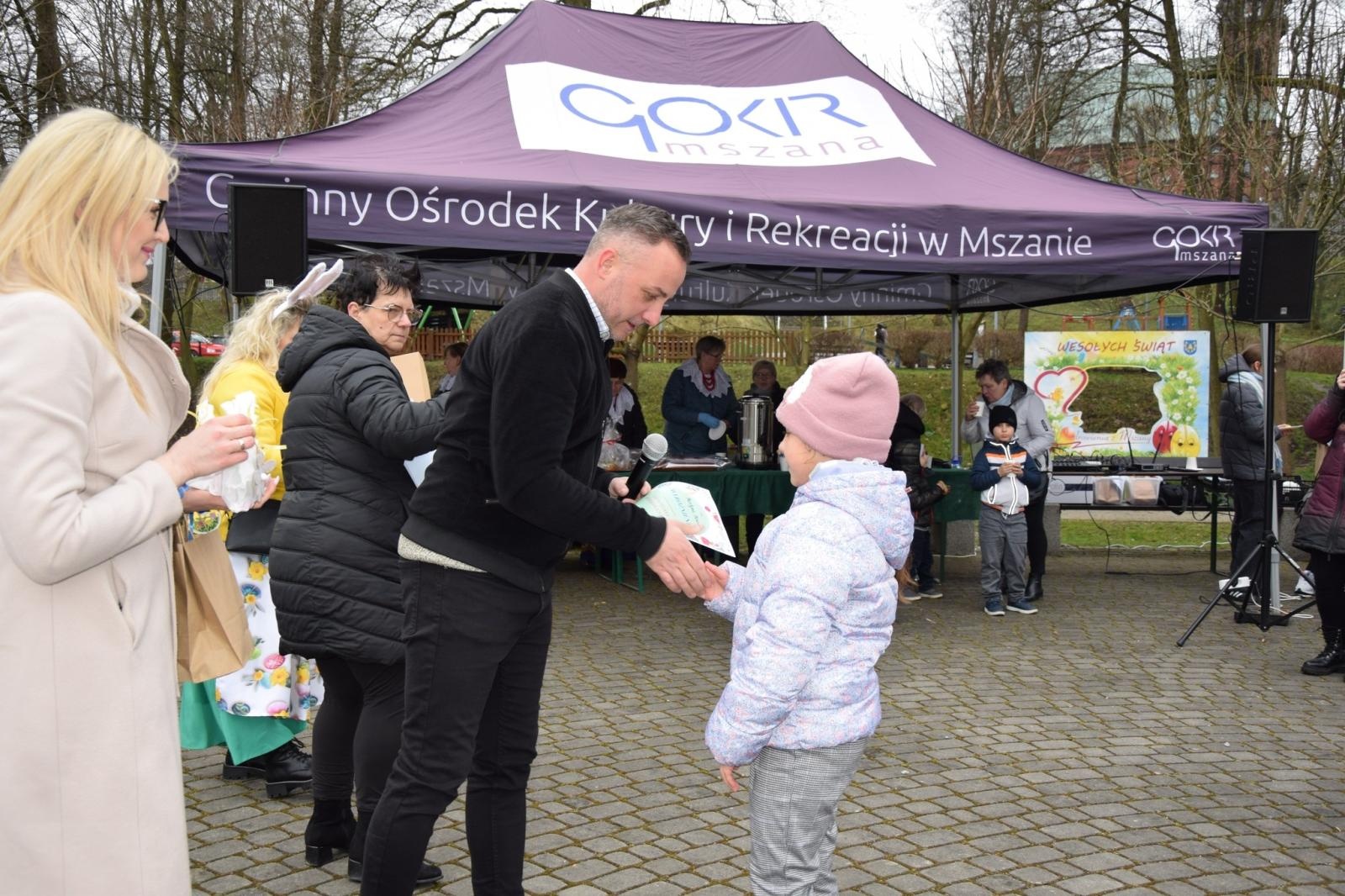 Zdjęcie w galerii na portalu naszwodzislaw.com: Tradycja silniejsza niż pogoda. Festiwal Palmy Wielkanocnej w Mszanie przyciągnął tłumy [FOTO] wiadomości z regionu