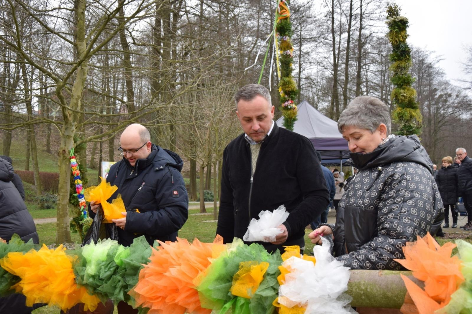 Zdjęcie w galerii na portalu naszwodzislaw.com: Tradycja silniejsza niż pogoda. Festiwal Palmy Wielkanocnej w Mszanie przyciągnął tłumy [FOTO] wiadomości z regionu