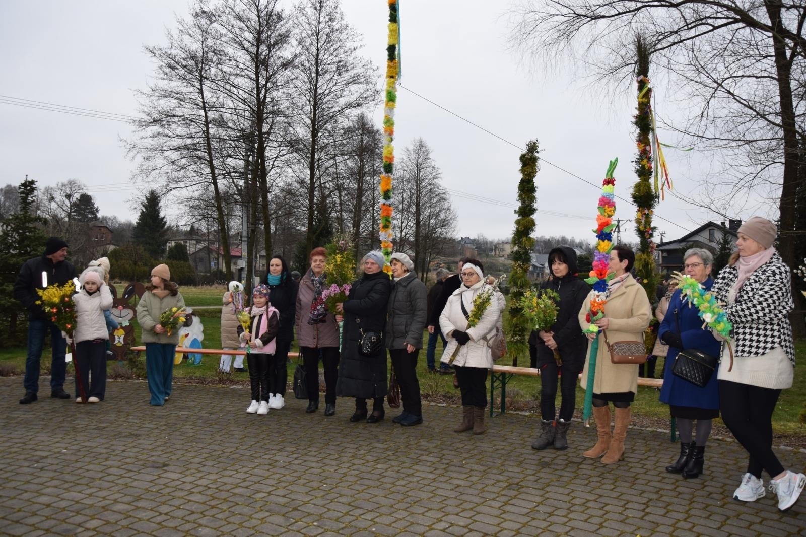 Zdjęcie w galerii na portalu naszwodzislaw.com: Tradycja silniejsza niż pogoda. Festiwal Palmy Wielkanocnej w Mszanie przyciągnął tłumy [FOTO] wiadomości z regionu