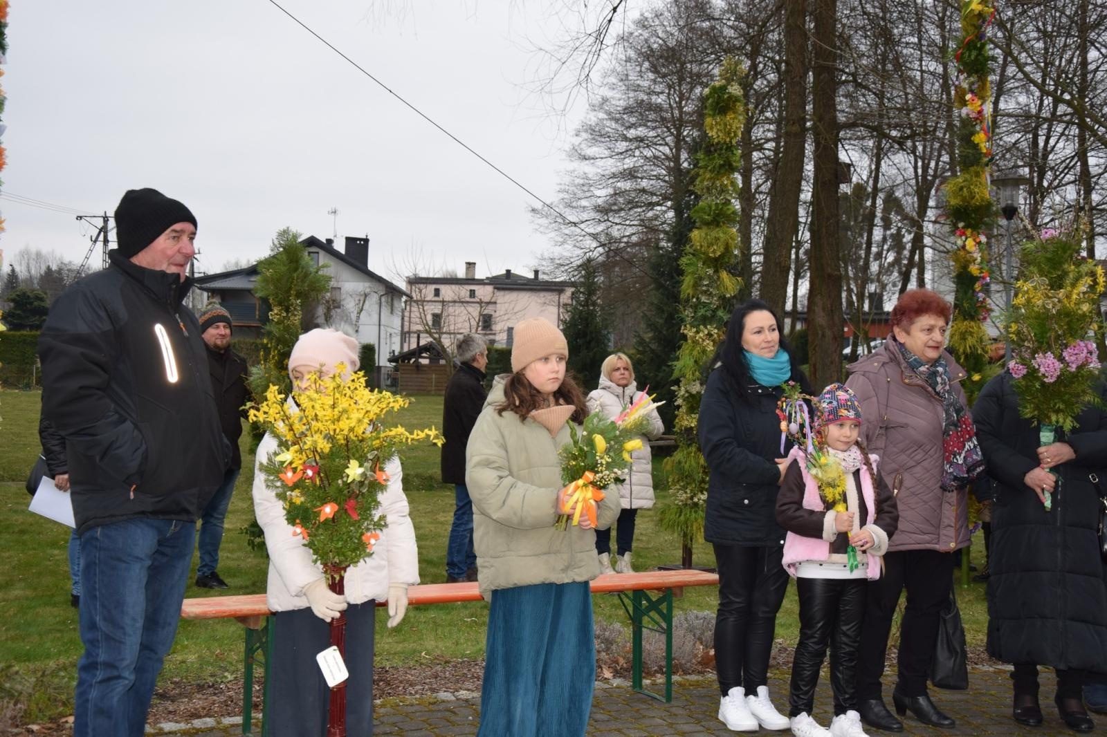 Zdjęcie w galerii na portalu naszwodzislaw.com: Tradycja silniejsza niż pogoda. Festiwal Palmy Wielkanocnej w Mszanie przyciągnął tłumy [FOTO] wiadomości z regionu