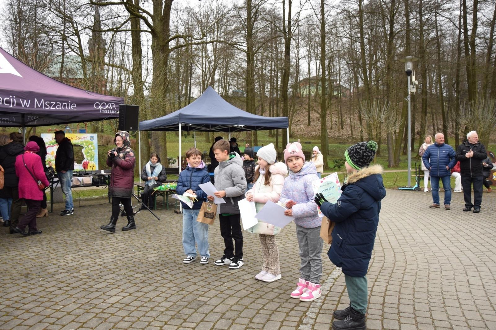Zdjęcie w galerii na portalu naszwodzislaw.com: Tradycja silniejsza niż pogoda. Festiwal Palmy Wielkanocnej w Mszanie przyciągnął tłumy [FOTO] wiadomości z regionu