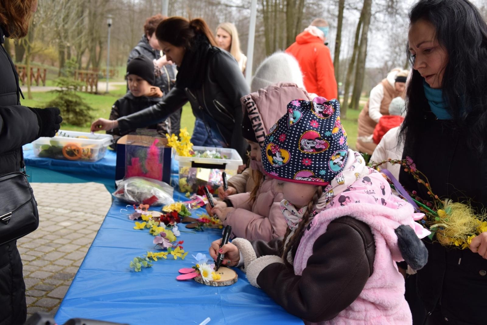 Zdjęcie w galerii na portalu naszwodzislaw.com: Tradycja silniejsza niż pogoda. Festiwal Palmy Wielkanocnej w Mszanie przyciągnął tłumy [FOTO] wiadomości z regionu