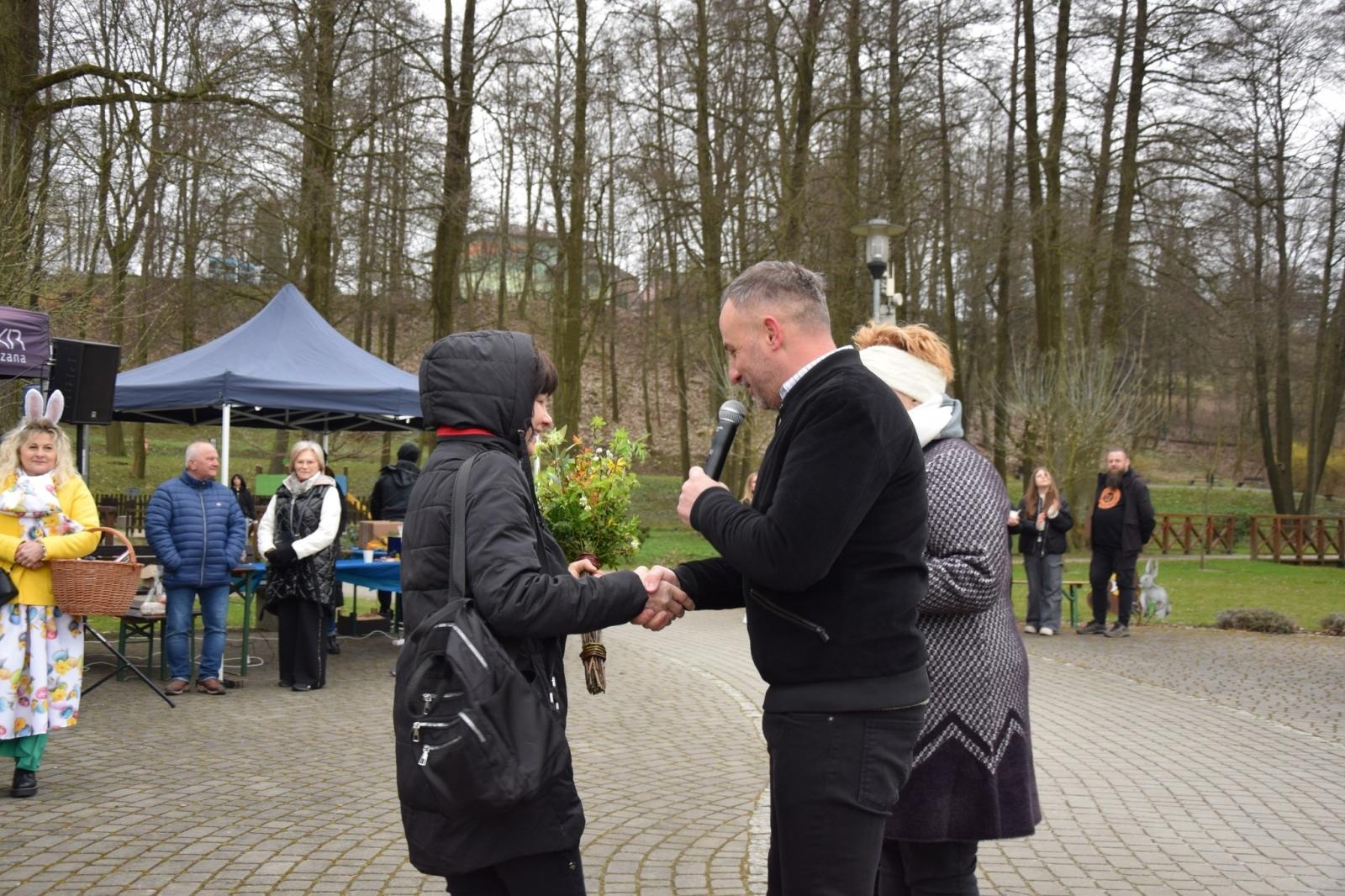 Zdjęcie w galerii na portalu naszwodzislaw.com: Tradycja silniejsza niż pogoda. Festiwal Palmy Wielkanocnej w Mszanie przyciągnął tłumy [FOTO] wiadomości z regionu