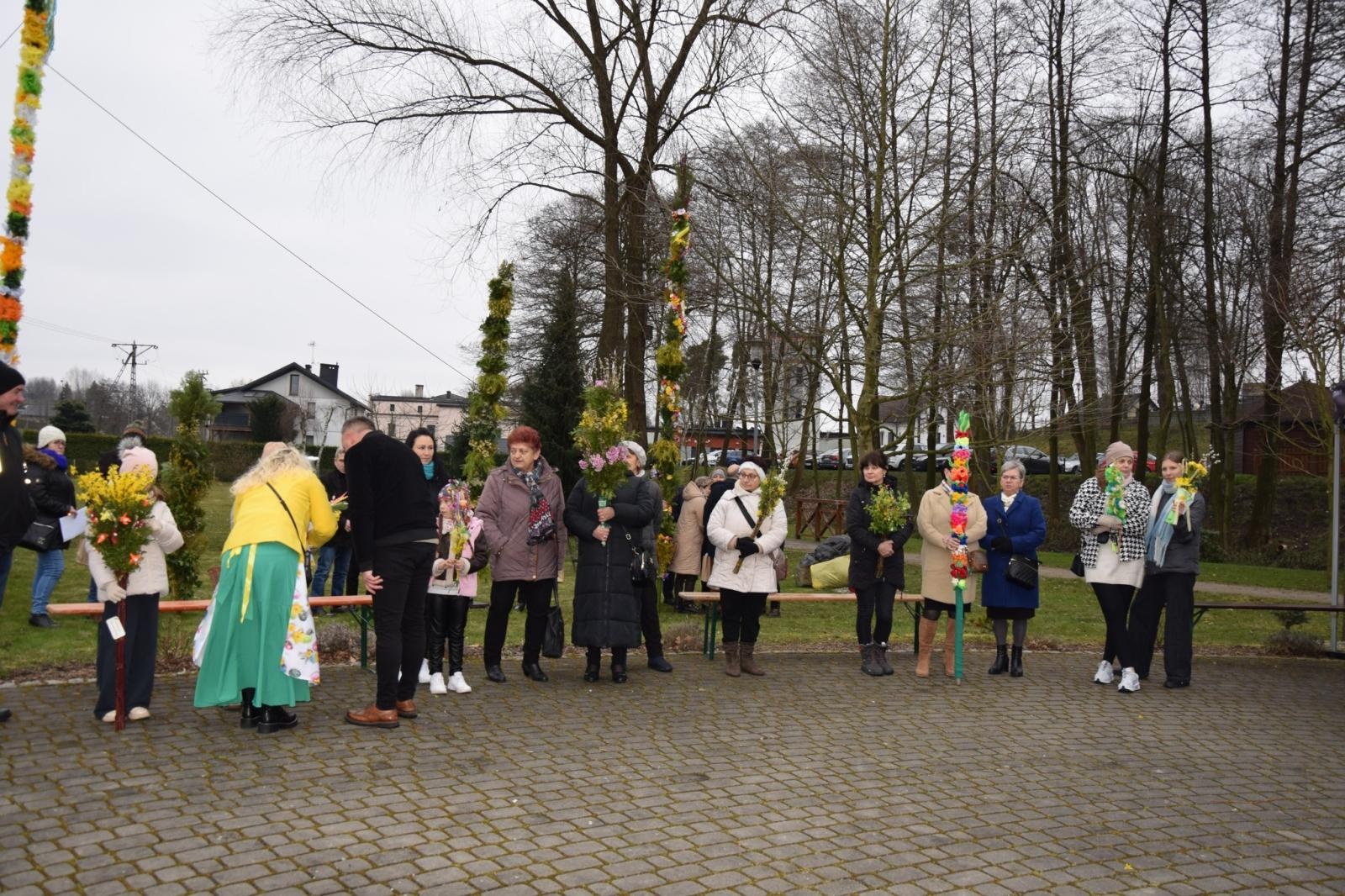 Zdjęcie w galerii na portalu naszwodzislaw.com: Tradycja silniejsza niż pogoda. Festiwal Palmy Wielkanocnej w Mszanie przyciągnął tłumy [FOTO] wiadomości z regionu