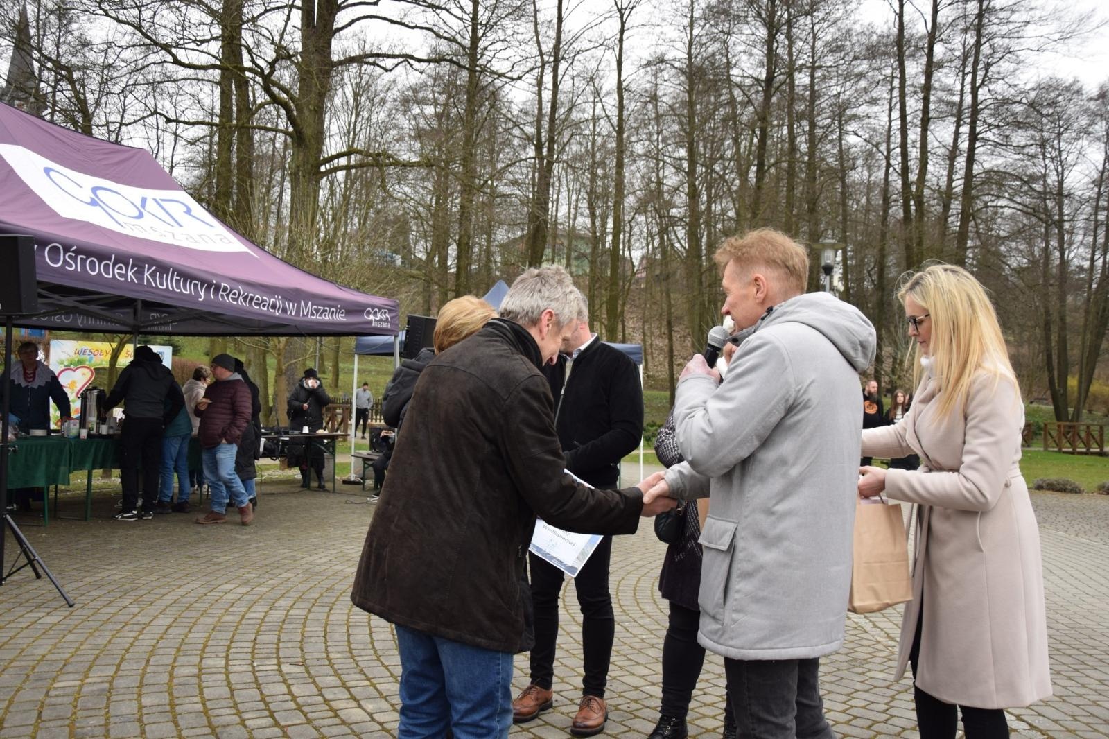 Zdjęcie w galerii na portalu naszwodzislaw.com: Tradycja silniejsza niż pogoda. Festiwal Palmy Wielkanocnej w Mszanie przyciągnął tłumy [FOTO] wiadomości z regionu