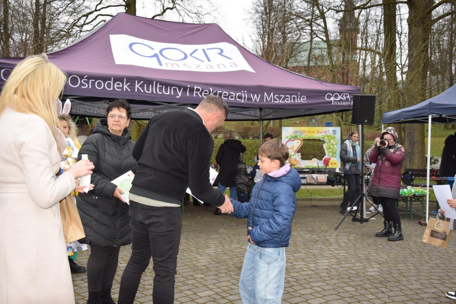 Zdjęcie w galerii na portalu naszwodzislaw.com: Tradycja silniejsza niż pogoda. Festiwal Palmy Wielkanocnej w Mszanie przyciągnął tłumy [FOTO] wiadomości z regionu