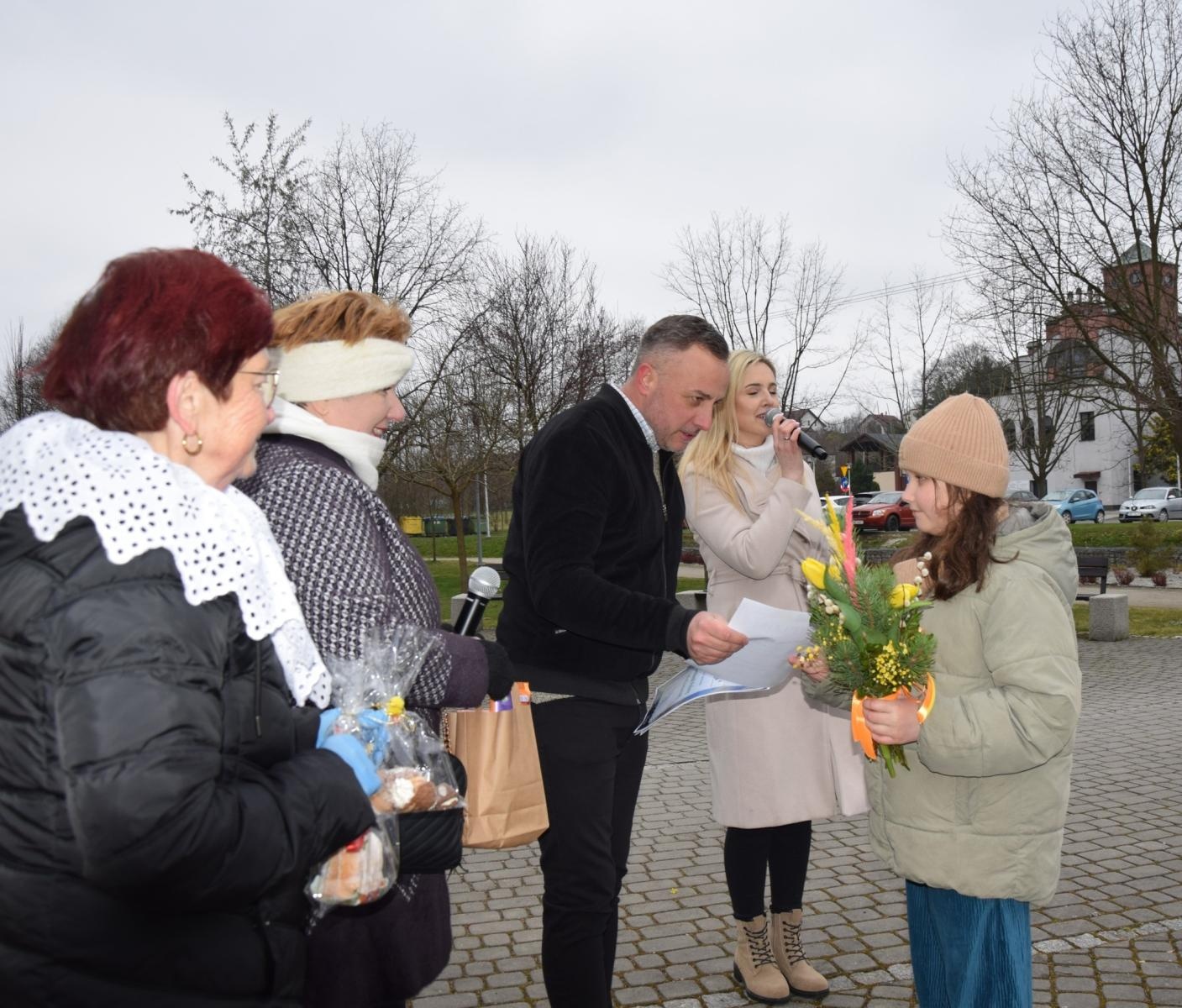 Zdjęcie w galerii na portalu naszwodzislaw.com: Tradycja silniejsza niż pogoda. Festiwal Palmy Wielkanocnej w Mszanie przyciągnął tłumy [FOTO] wiadomości z regionu
