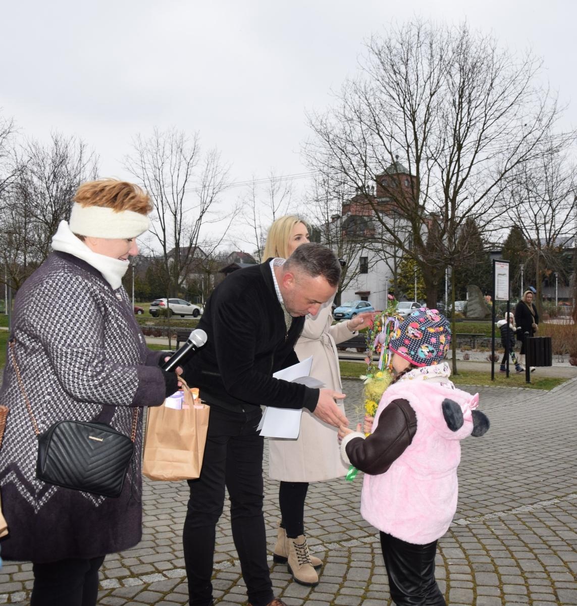Zdjęcie w galerii na portalu naszwodzislaw.com: Tradycja silniejsza niż pogoda. Festiwal Palmy Wielkanocnej w Mszanie przyciągnął tłumy [FOTO] wiadomości z regionu