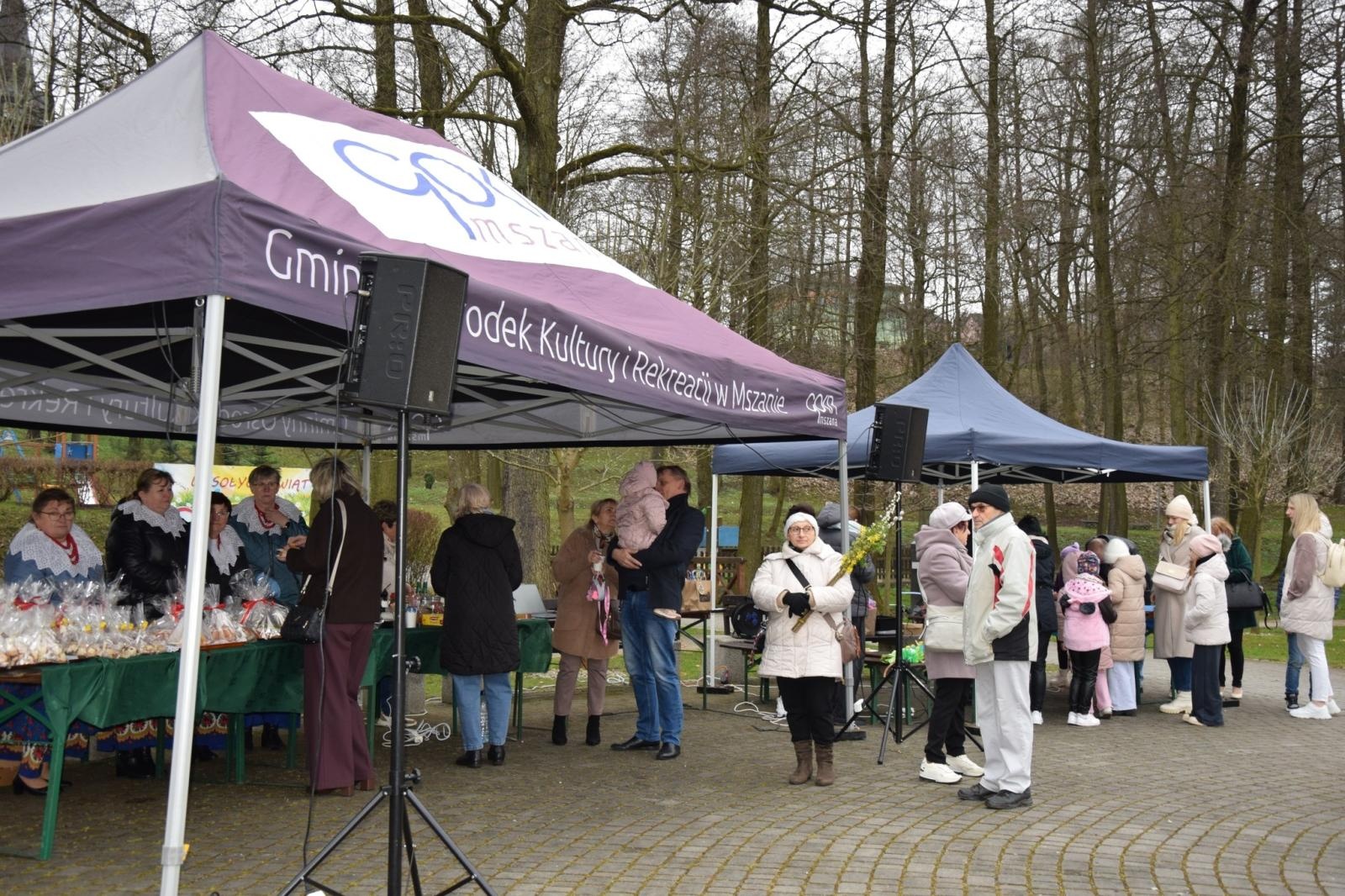 Zdjęcie w galerii na portalu naszwodzislaw.com: Tradycja silniejsza niż pogoda. Festiwal Palmy Wielkanocnej w Mszanie przyciągnął tłumy [FOTO] wiadomości z regionu
