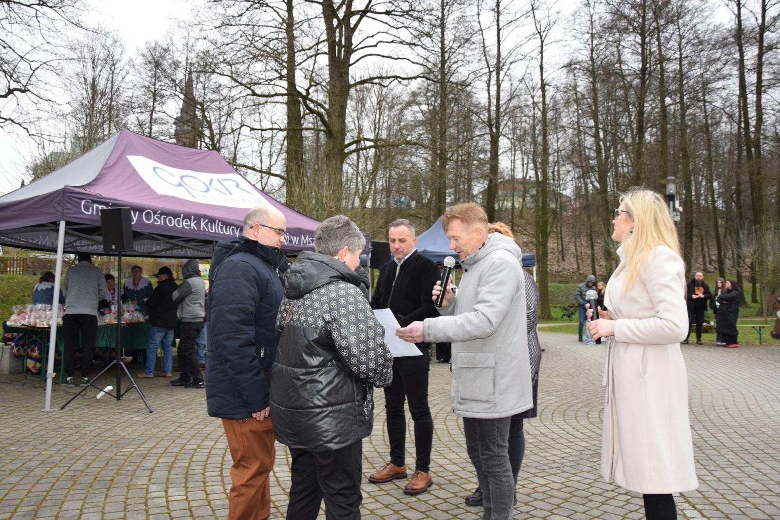 Zdjęcie w galerii na portalu naszwodzislaw.com: Tradycja silniejsza niż pogoda. Festiwal Palmy Wielkanocnej w Mszanie przyciągnął tłumy [FOTO] wiadomości z regionu