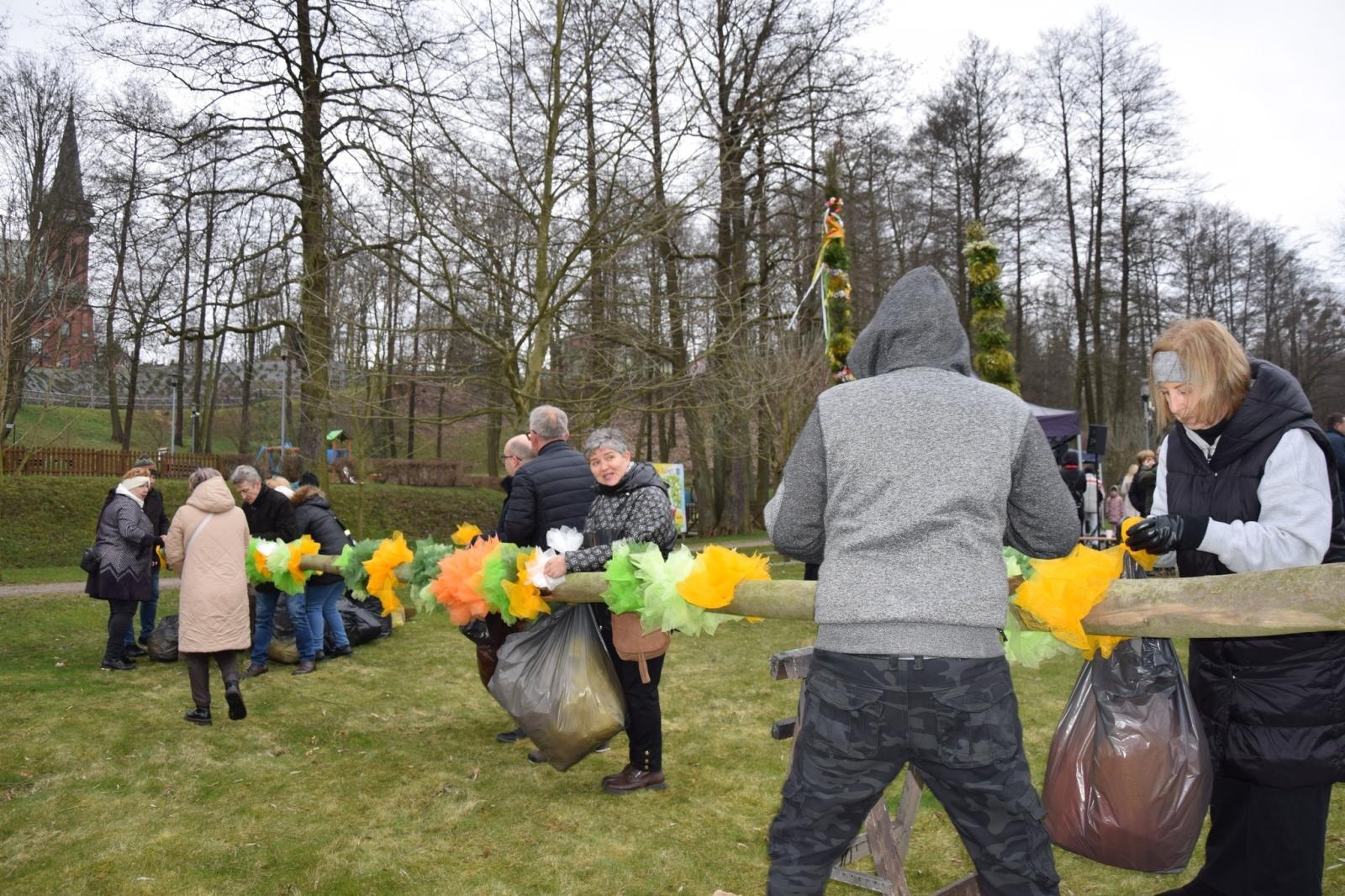 Zdjęcie w galerii na portalu naszwodzislaw.com: Tradycja silniejsza niż pogoda. Festiwal Palmy Wielkanocnej w Mszanie przyciągnął tłumy [FOTO] wiadomości z regionu