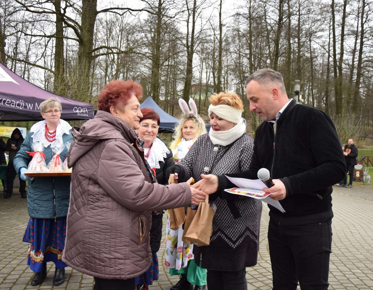 Zdjęcie w galerii na portalu naszwodzislaw.com: Tradycja silniejsza niż pogoda. Festiwal Palmy Wielkanocnej w Mszanie przyciągnął tłumy [FOTO] wiadomości z regionu