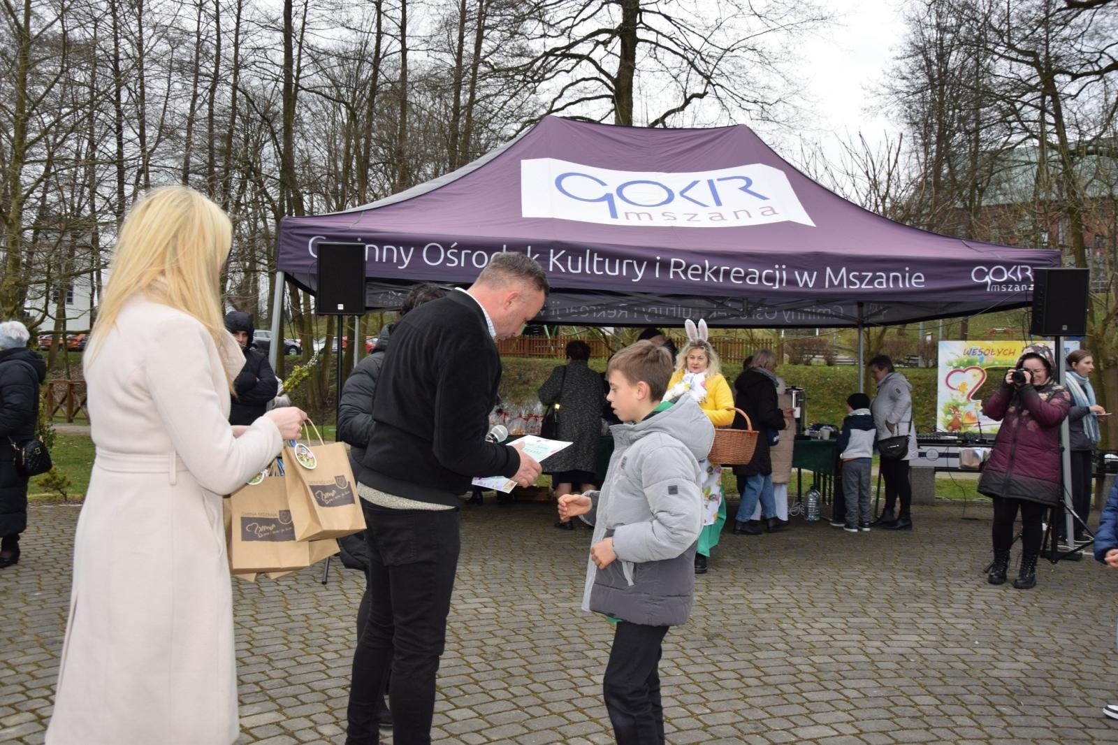 Zdjęcie w galerii na portalu naszwodzislaw.com: Tradycja silniejsza niż pogoda. Festiwal Palmy Wielkanocnej w Mszanie przyciągnął tłumy [FOTO] wiadomości z regionu