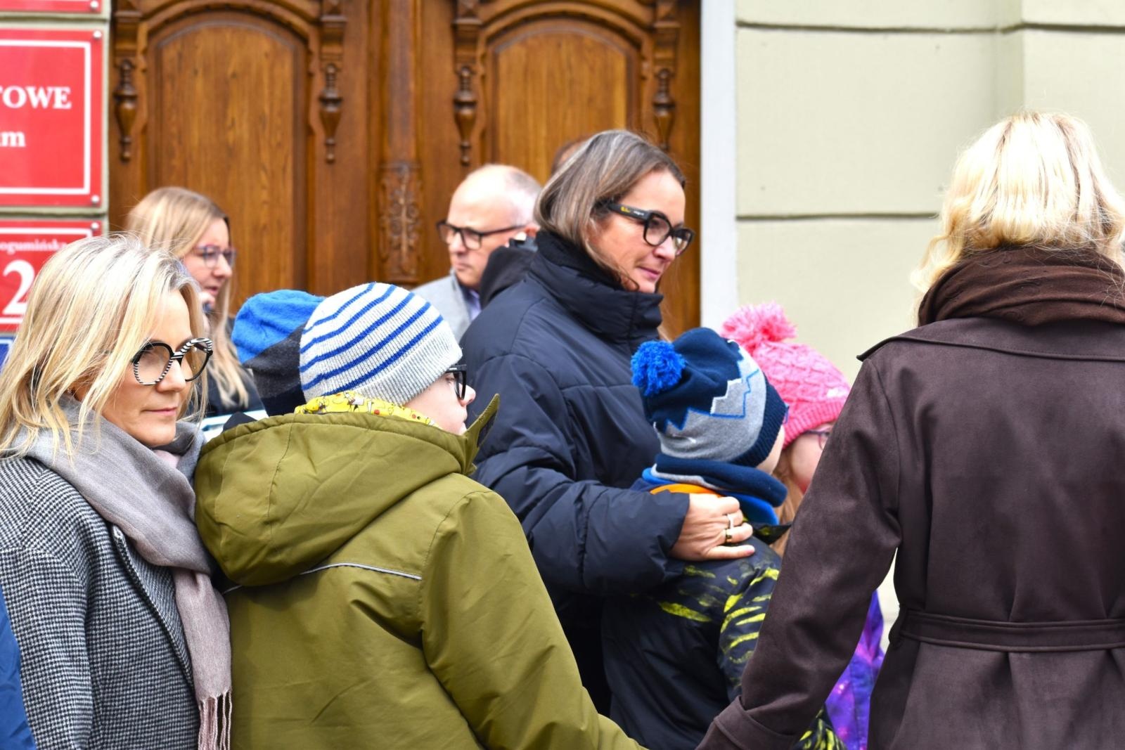 Zdjęcie w galerii na portalu naszwodzislaw.com: Zając, który połączył powiat. Niezwykła inicjatywa przed Starostwem w Wodzisławiu [FOTO] wiadomości z regionu