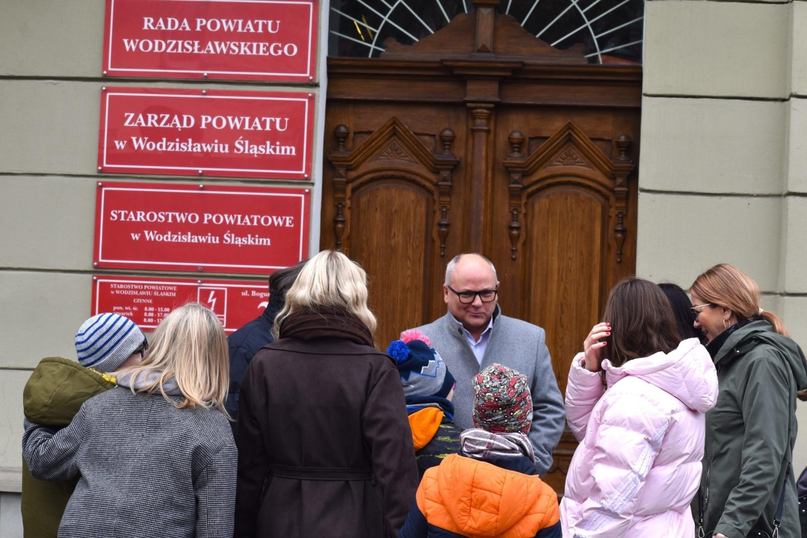 Zdjęcie w galerii na portalu naszwodzislaw.com: Zając, który połączył powiat. Niezwykła inicjatywa przed Starostwem w Wodzisławiu [FOTO] wiadomości z regionu
