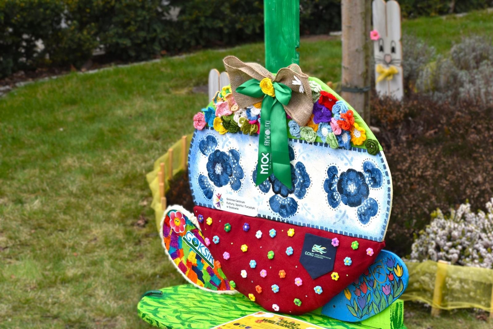 Zdjęcie w galerii na portalu naszwodzislaw.com: Zając, który połączył powiat. Niezwykła inicjatywa przed Starostwem w Wodzisławiu [FOTO] wiadomości z regionu