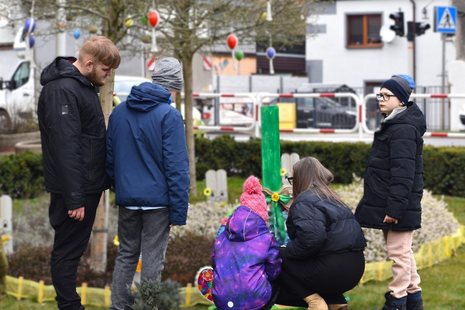 Zdjęcie w galerii na portalu naszwodzislaw.com: Zając, który połączył powiat. Niezwykła inicjatywa przed Starostwem w Wodzisławiu [FOTO] wiadomości z regionu